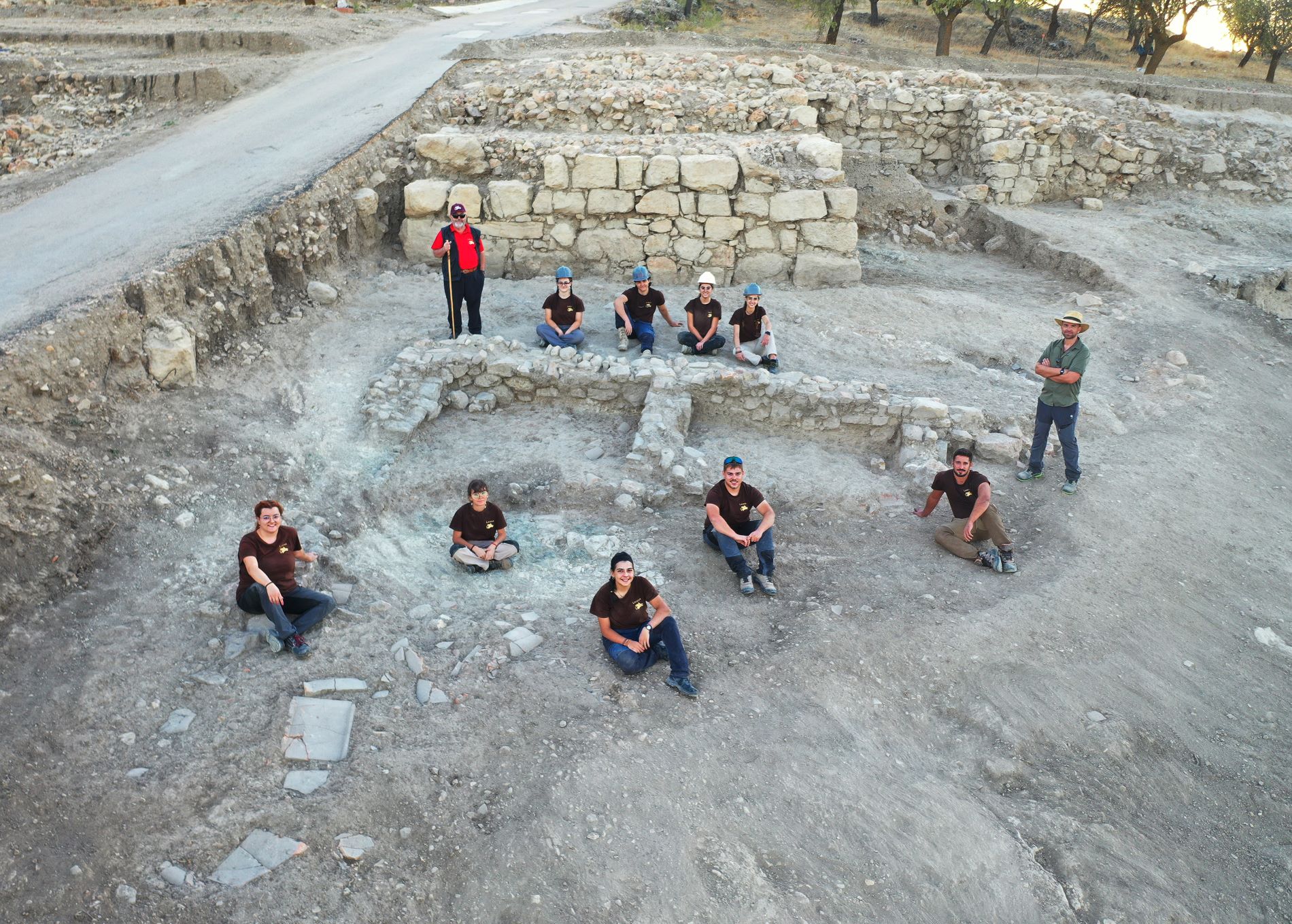 Parte del equipo de investigación en el edificio romano frente a la puerta Este del Parque Arqueológico de Libisosa (Lezuza, Albacete)