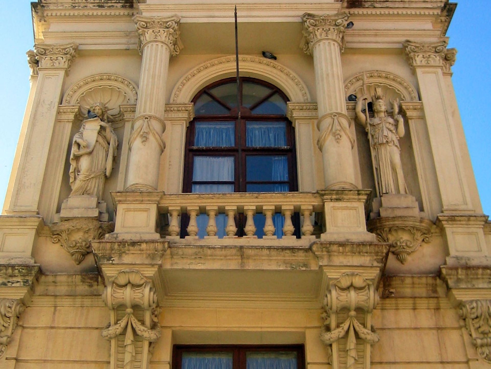 Detalle de la fachada del Instituto de Guadalajara. Ricardo Velázquez Bosco. Foto: Antonio Miguel Trallero Sanz.