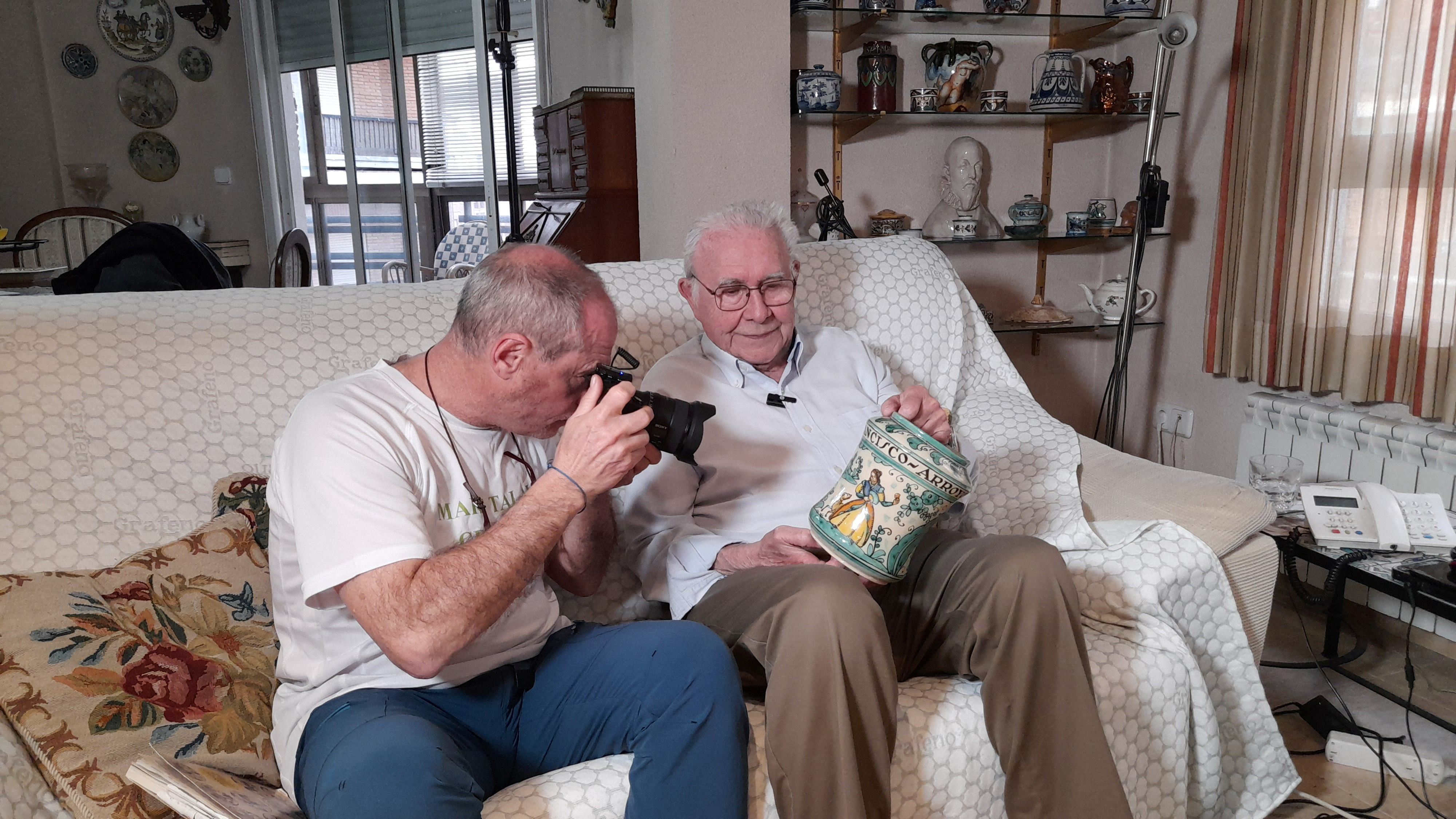 4.	Durante el rodaje, Fernando Blanco y Juan Manuel Arroyo, que sujeta entre sus manos la tabaquera realizada por su abuelo Francisco en la fábrica de Santa Catalina de Puente del Arzobispo. / fotografía: José Luis Toledano