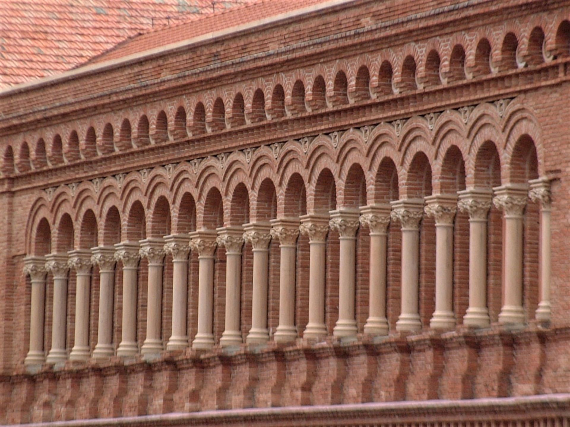 Detalle de la planta superior del edificio de los Asilos. Foto: Antonio Miguel Trallero Sanz.