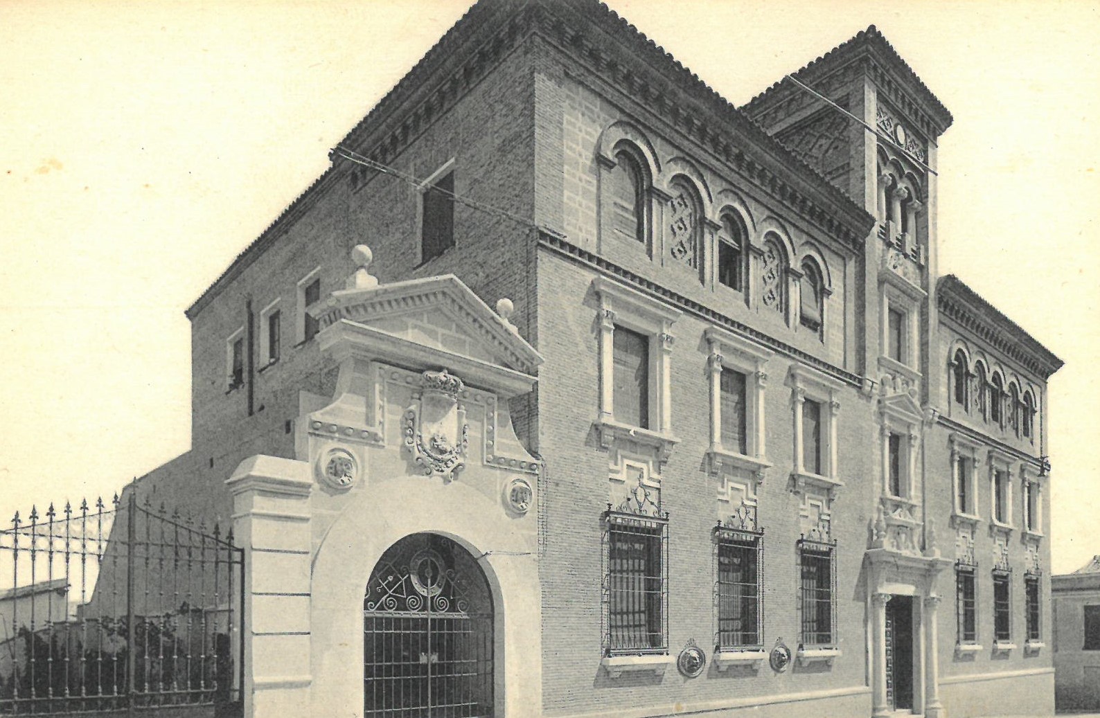 Casa de Correos de Guadalajara. Tarjeta postal. Barcelona, L. Roisin (ca. 1930) Fondo BPE-GU