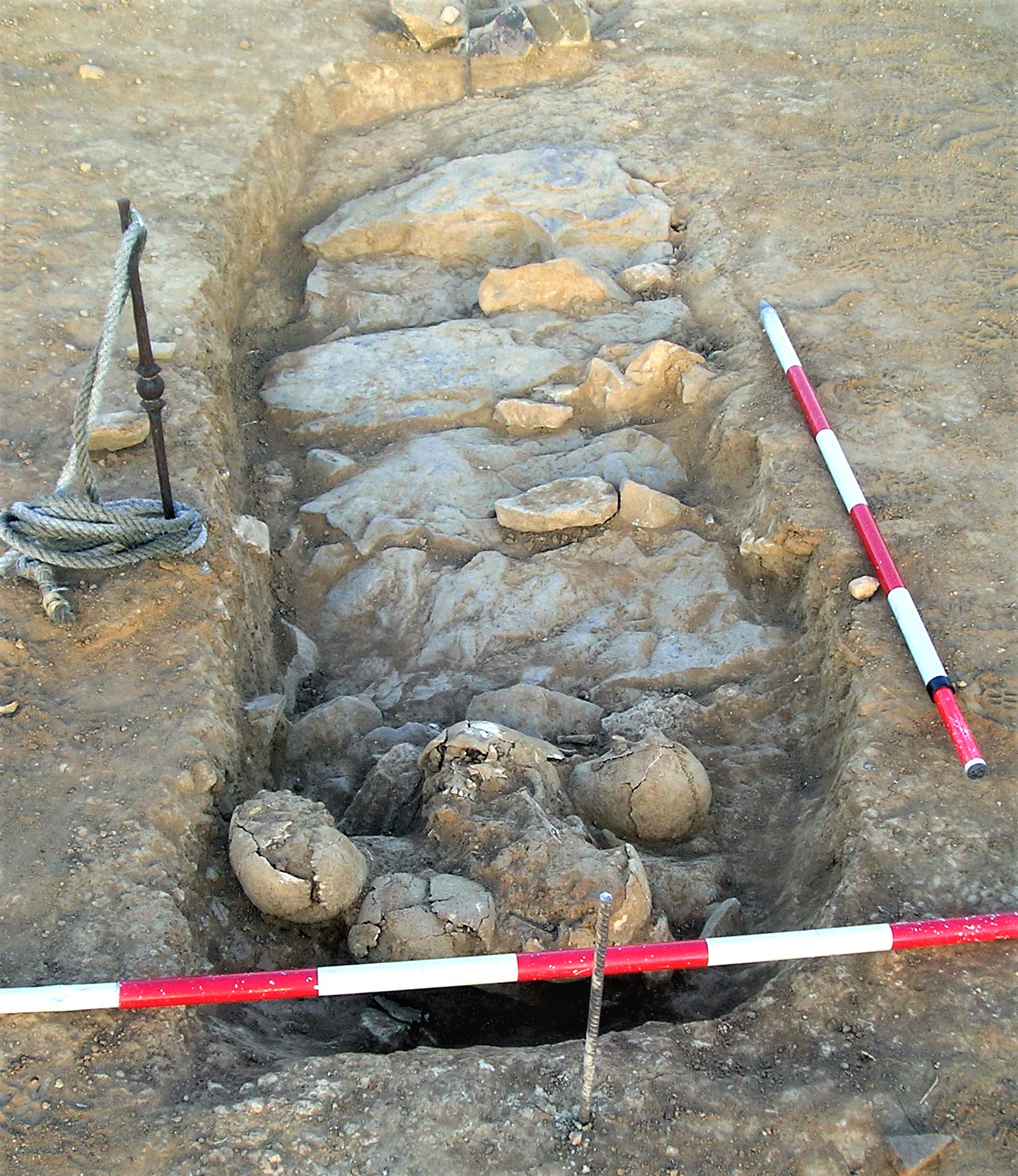 Fig.12. Cráneos depositados sobre la cubierta de una tumba de lajas