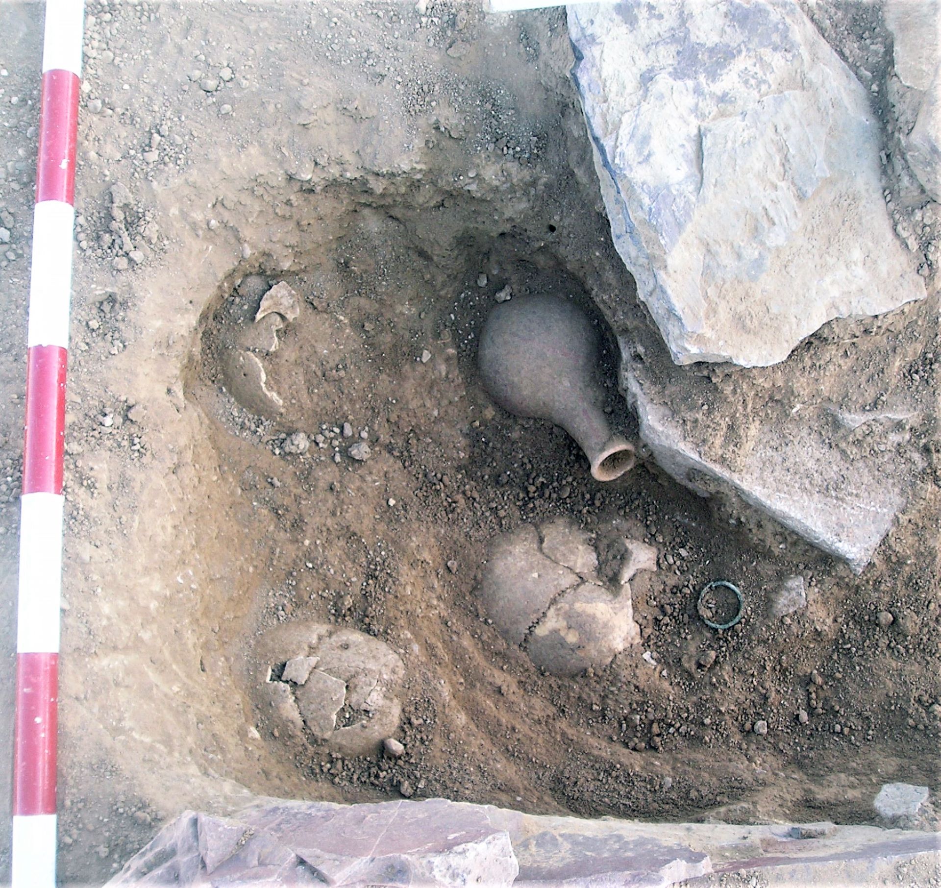 Fig. 23. Ofrenda funeraria y arete perteneciente a un inhumado en una tumba de lajas