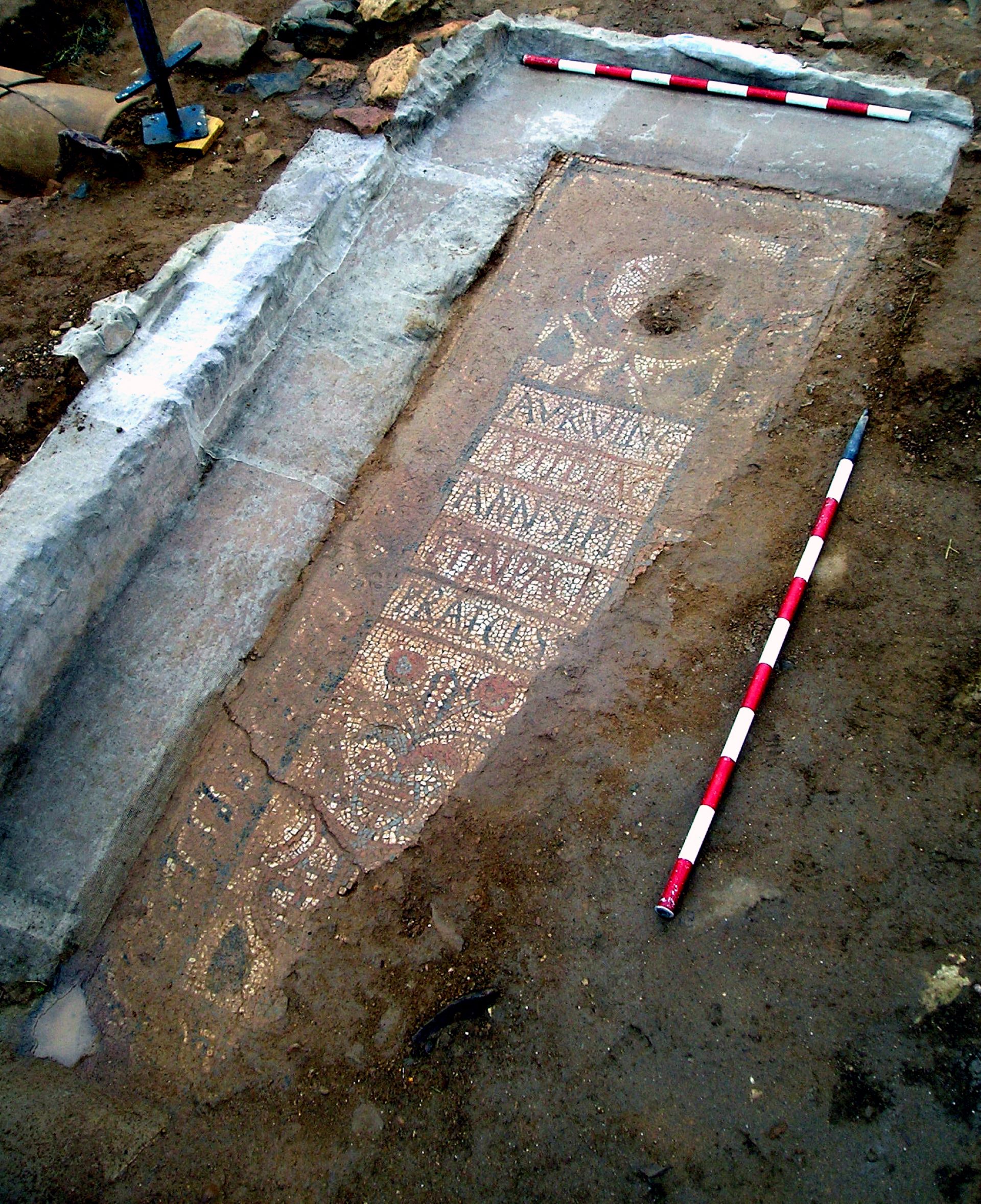 Fig.26. Restos del mausoleo y lauda durante el proceso de limpieza y consolidación previa, tras su aparición en el 2008 