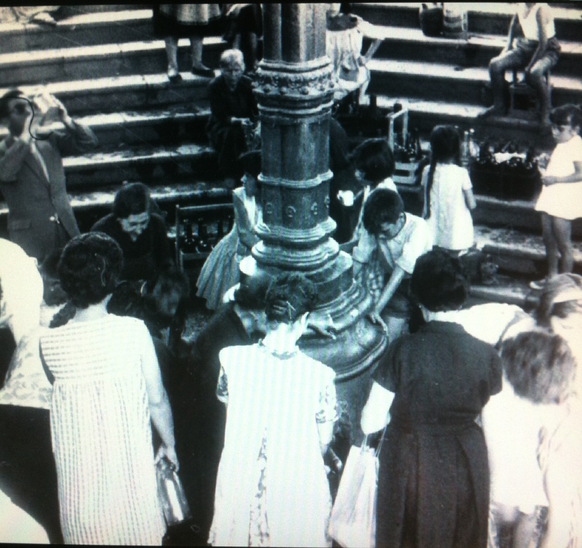   Fuente Agria. Puertollano (Ciudad Real).Gente cogiendo agua en los años 50. 