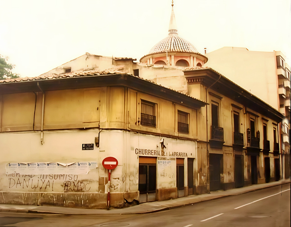 4.	Fotografía de los años 70 en la que se observa la casa y la churrería de la esquina