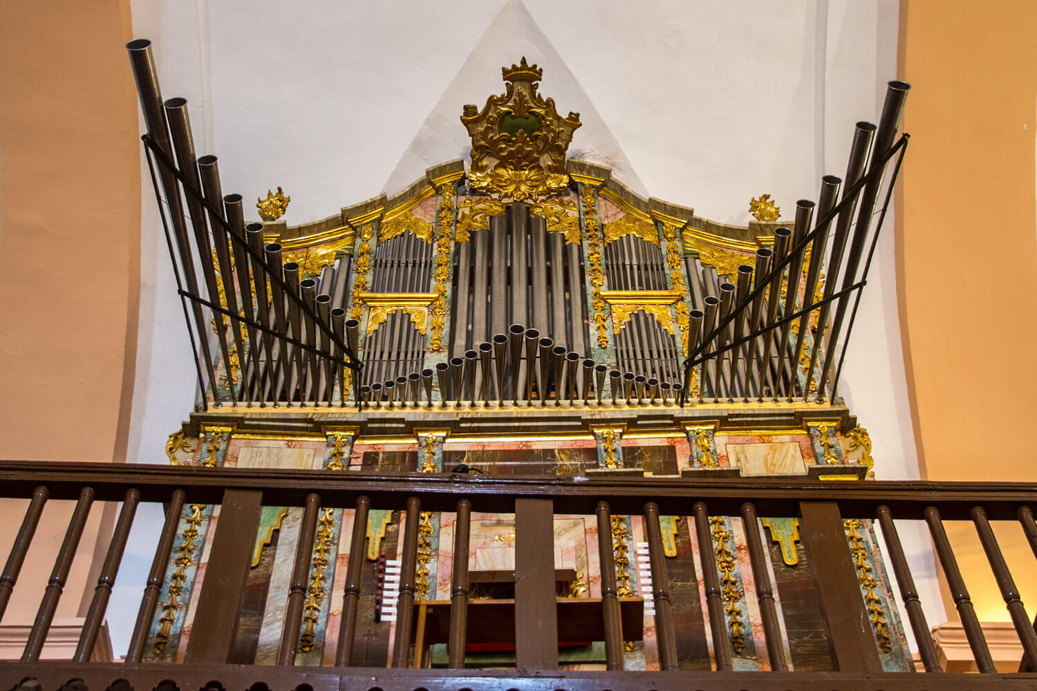 Órgano de tubos de 1763, construido por Gaspar de la Redonda Zeballos. Iglesia de Torre de Juan Abad. Ciudad Real.