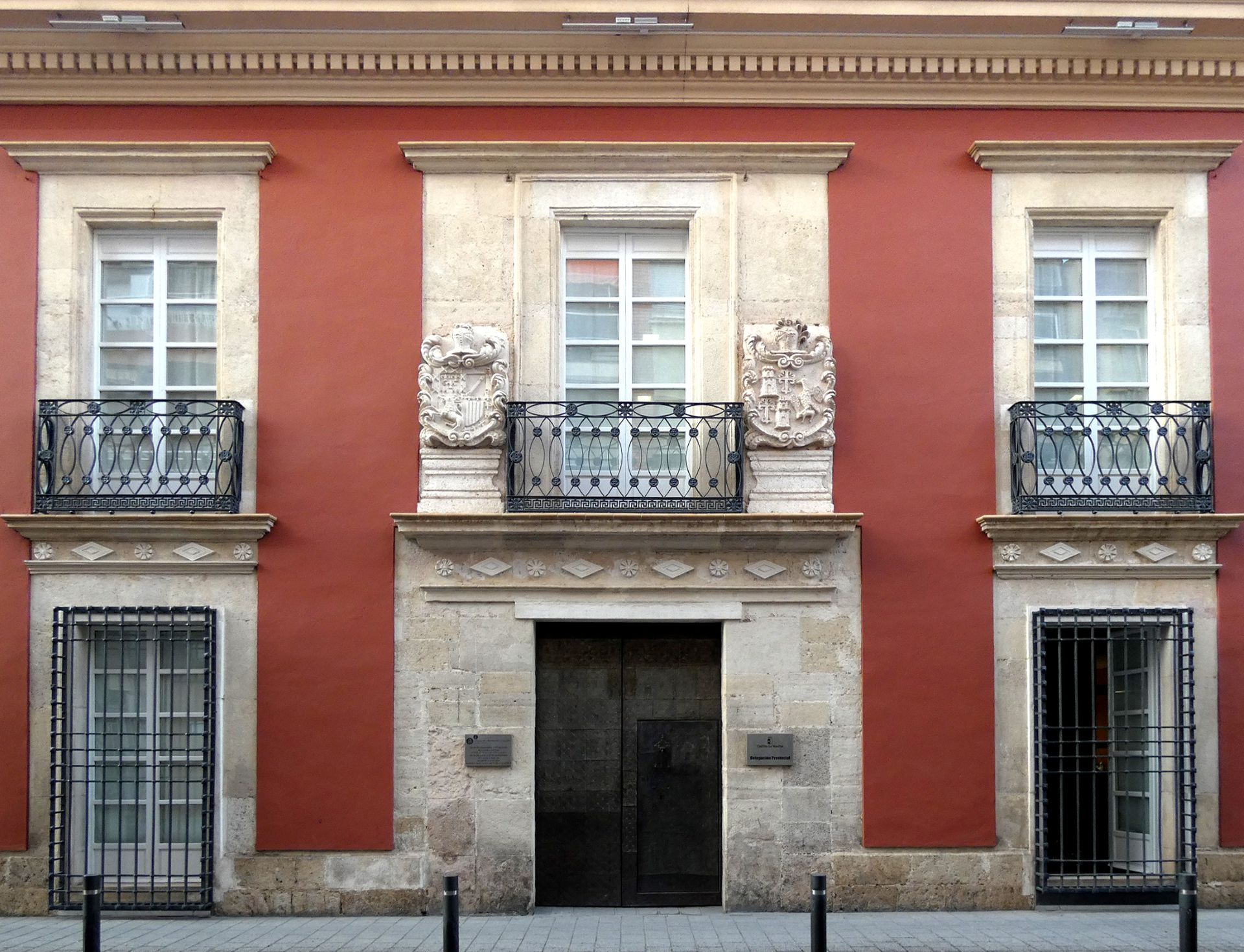 1.	Fachada principal de la llamada Casa Fernández Cantos (conocida como Casa Perona)