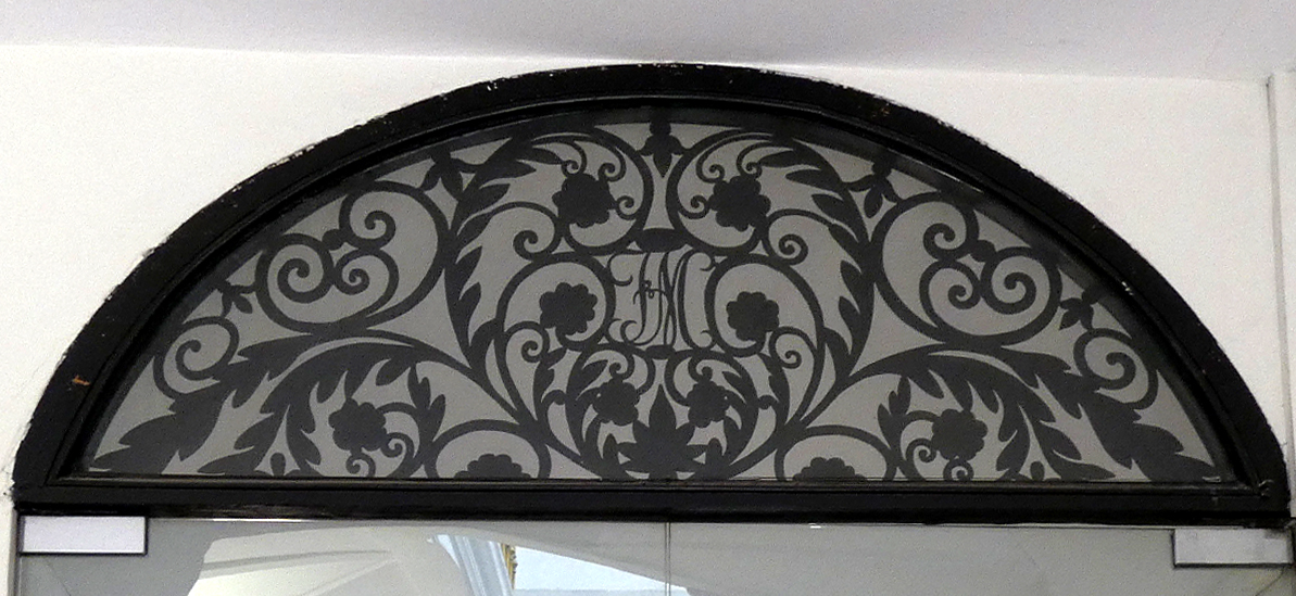 7.	Altillo de la puerta del zaguán con las iniciales FMC, que corresponden a Miguel Fernández Cantos (aparecen desordenadas por estética). Segunda mitad del siglo XIX