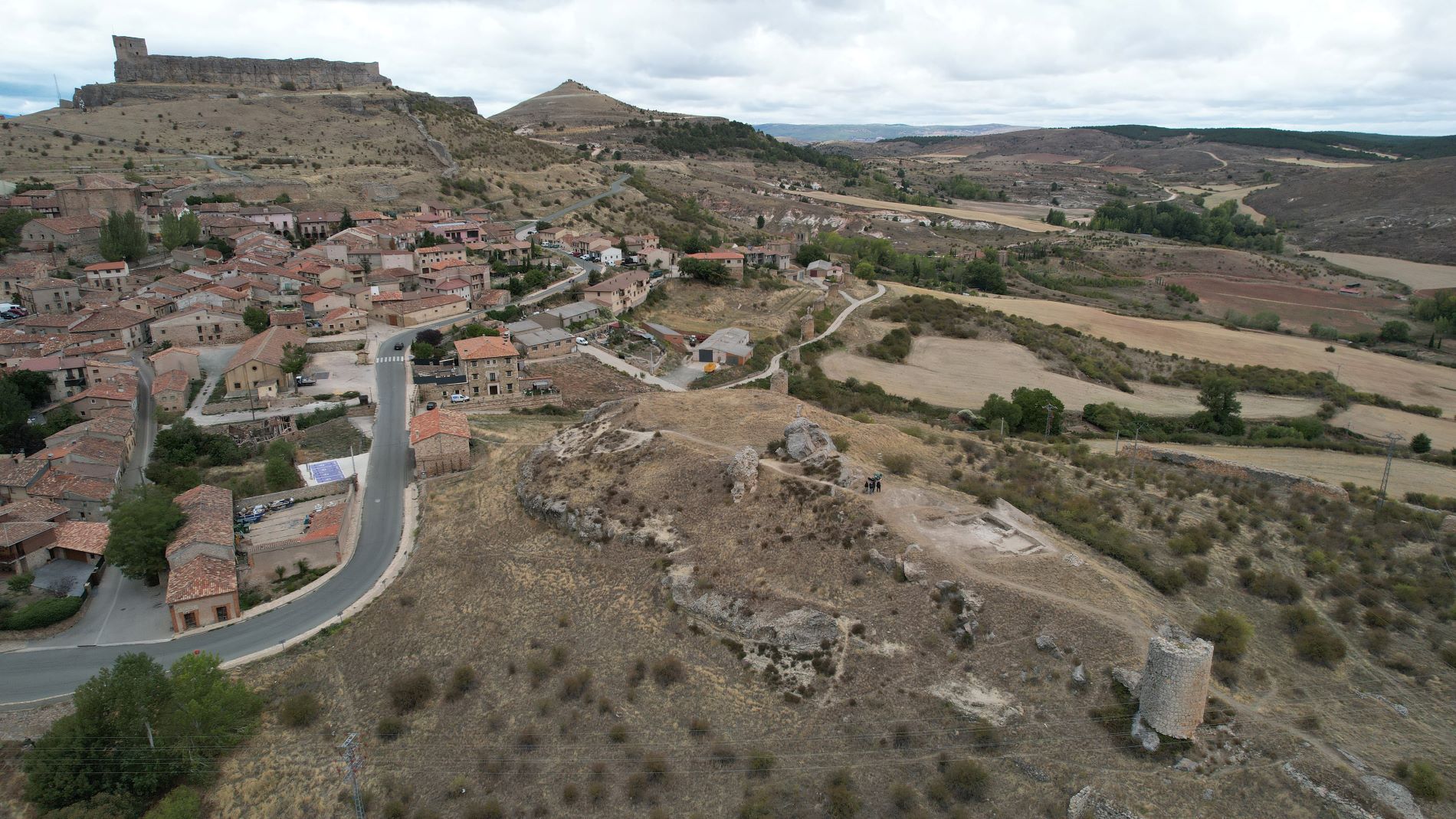 Vista panorámica del cerro de la Judería y del sondeo 3000, con al fondo la silueta del castillo y del Cerro Padrastro.