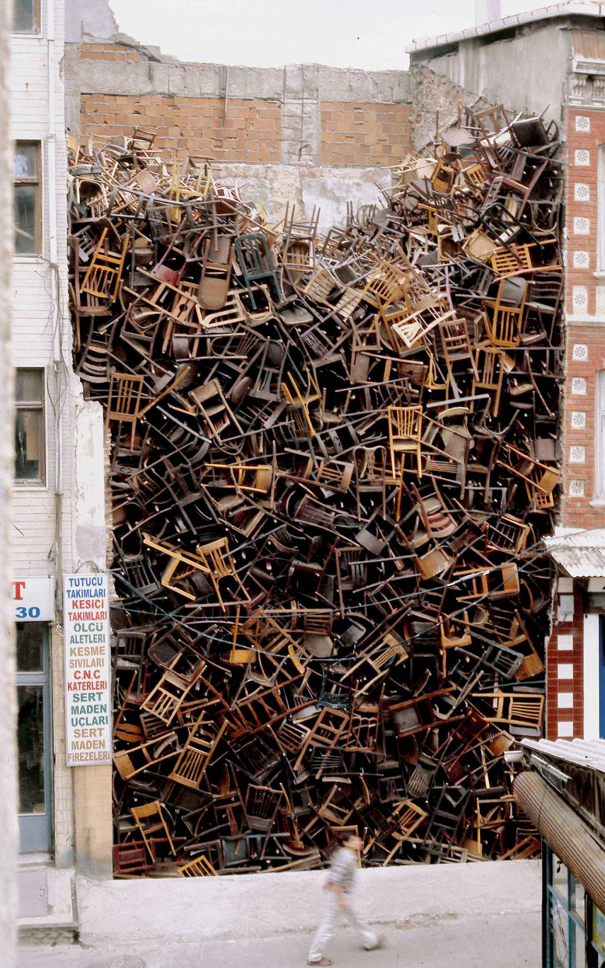 )                                           1550 sillas / Doris Salcedo (2003)                                                 Fuente: www.nationalgallery.org.uk                                        Fuente: www.historia-arte.com