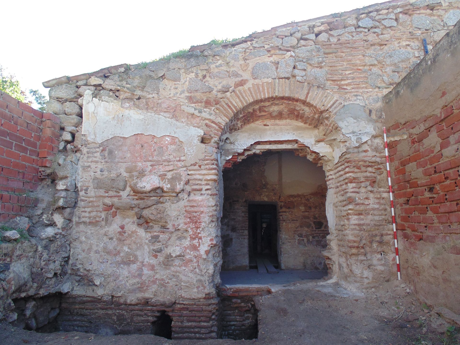 Acceso posterior a los baños, lugar donde se encuentra el horno y las toberas para calefactar las salas