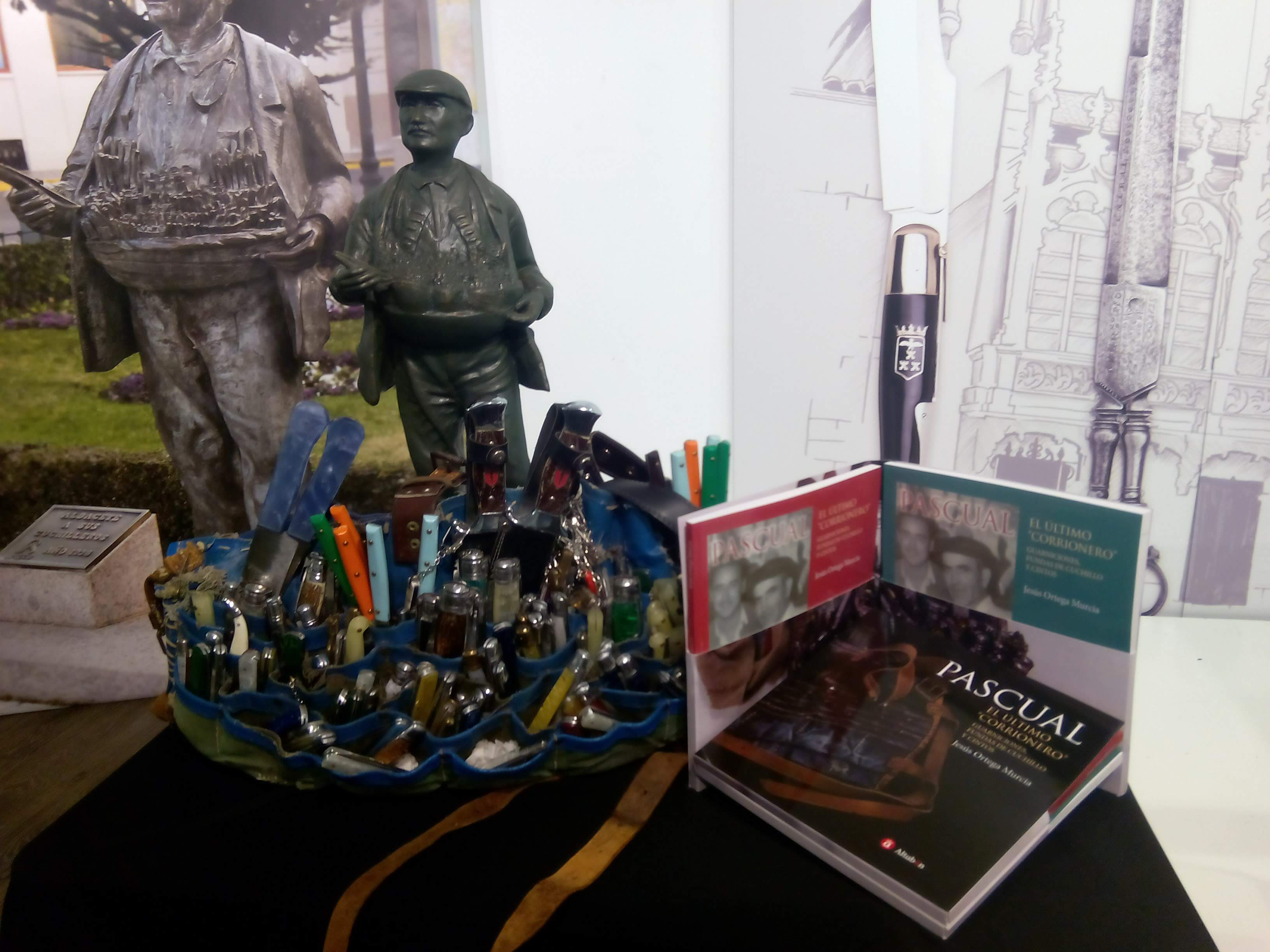 Cinto lleno de navajas y libro