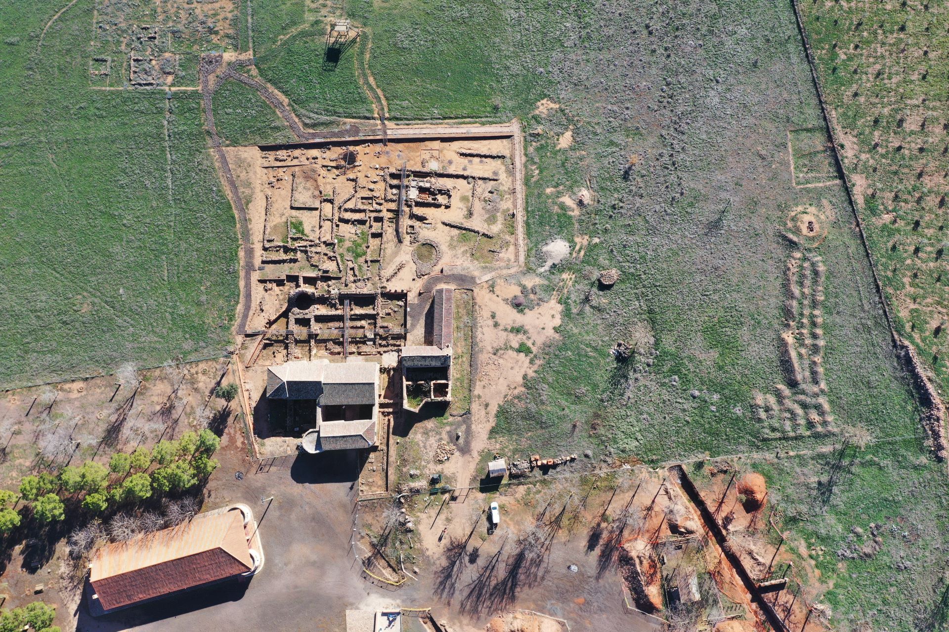 Vista aérea donde se observa el edificio de planta basilical, el hammam y las estructuras funerarias. 