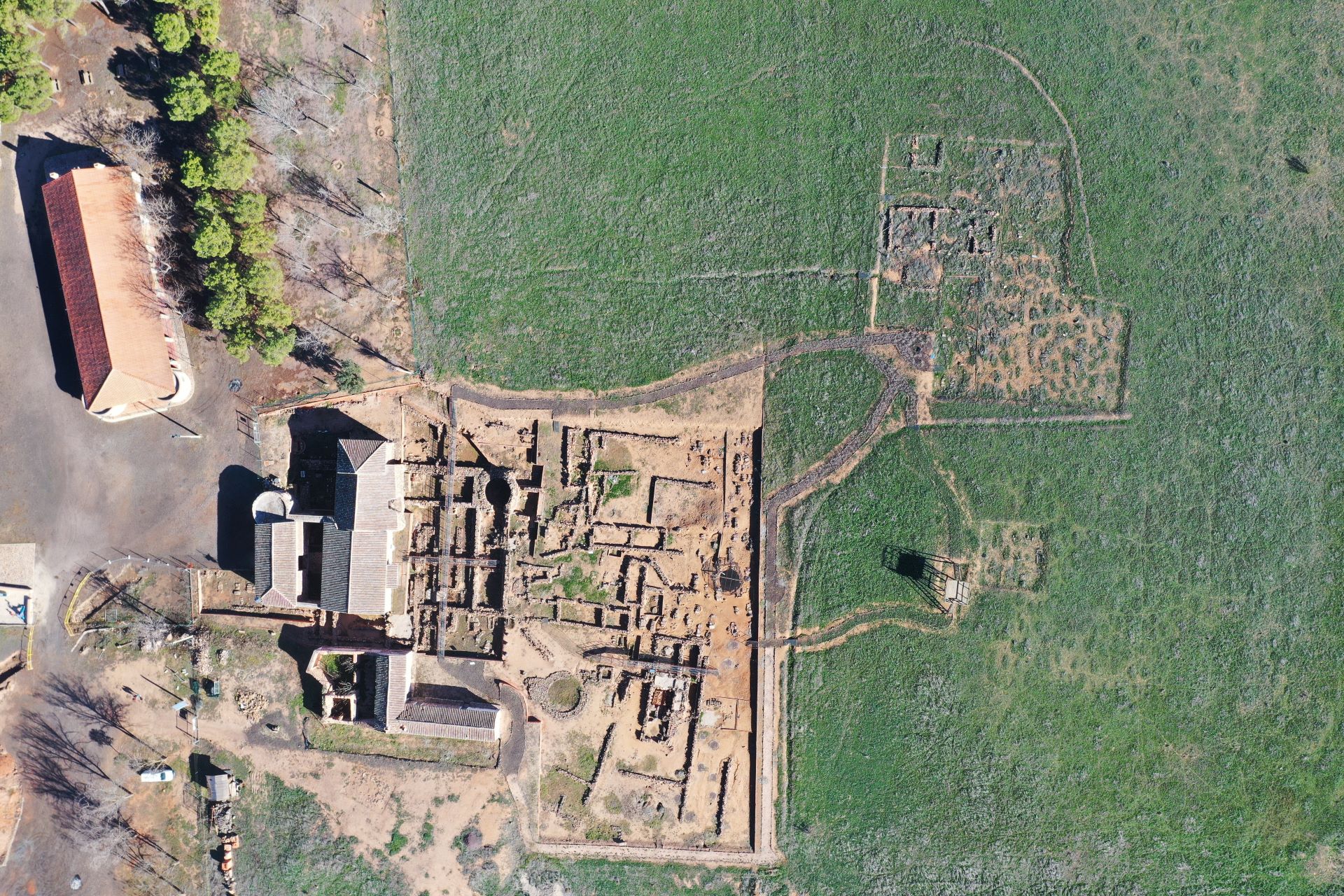 Vista cenital de la necrópolis y las estructuras balnearias en el área de la ermita.