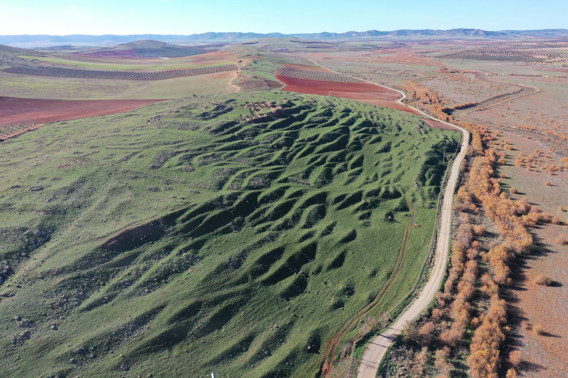 Entorno paisajístico del conjunto arqueológico entre cerros y lechos fluviales.