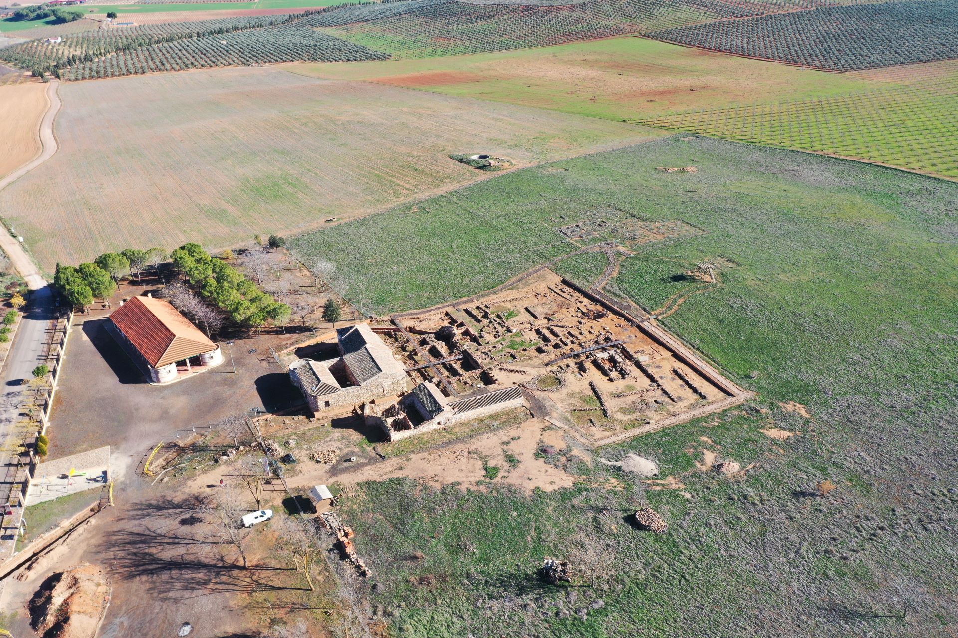 Vista general del área excavada caracterizada por la superposición de fases culturales.