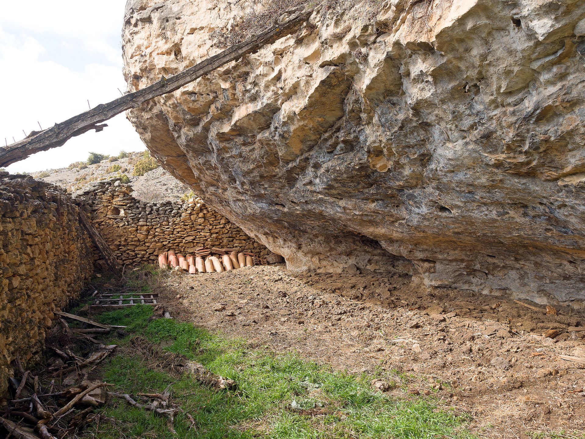 Interior del Abrigo de Arroyo de Valdecastro