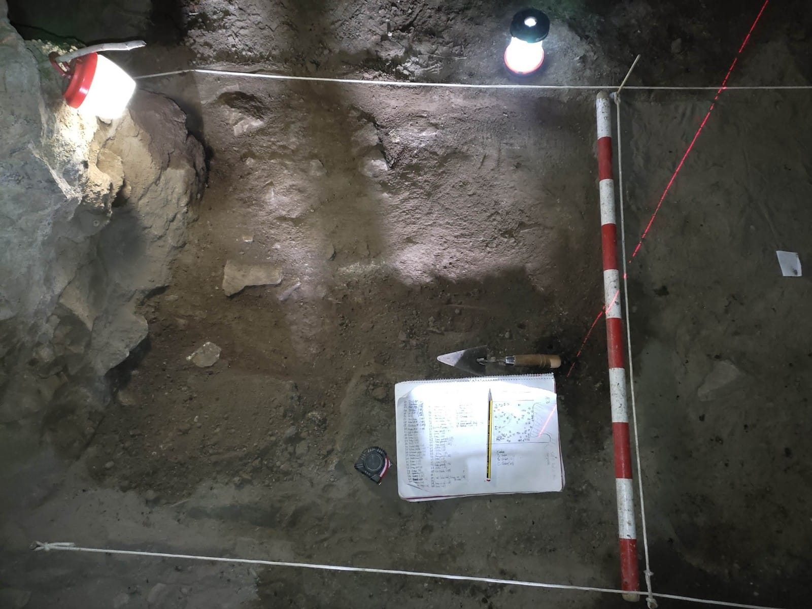  Proceso de excavación en el interior de la  Cueva de la Mora, Huerta del Marquesado (Cuenca). Equipo de excavación