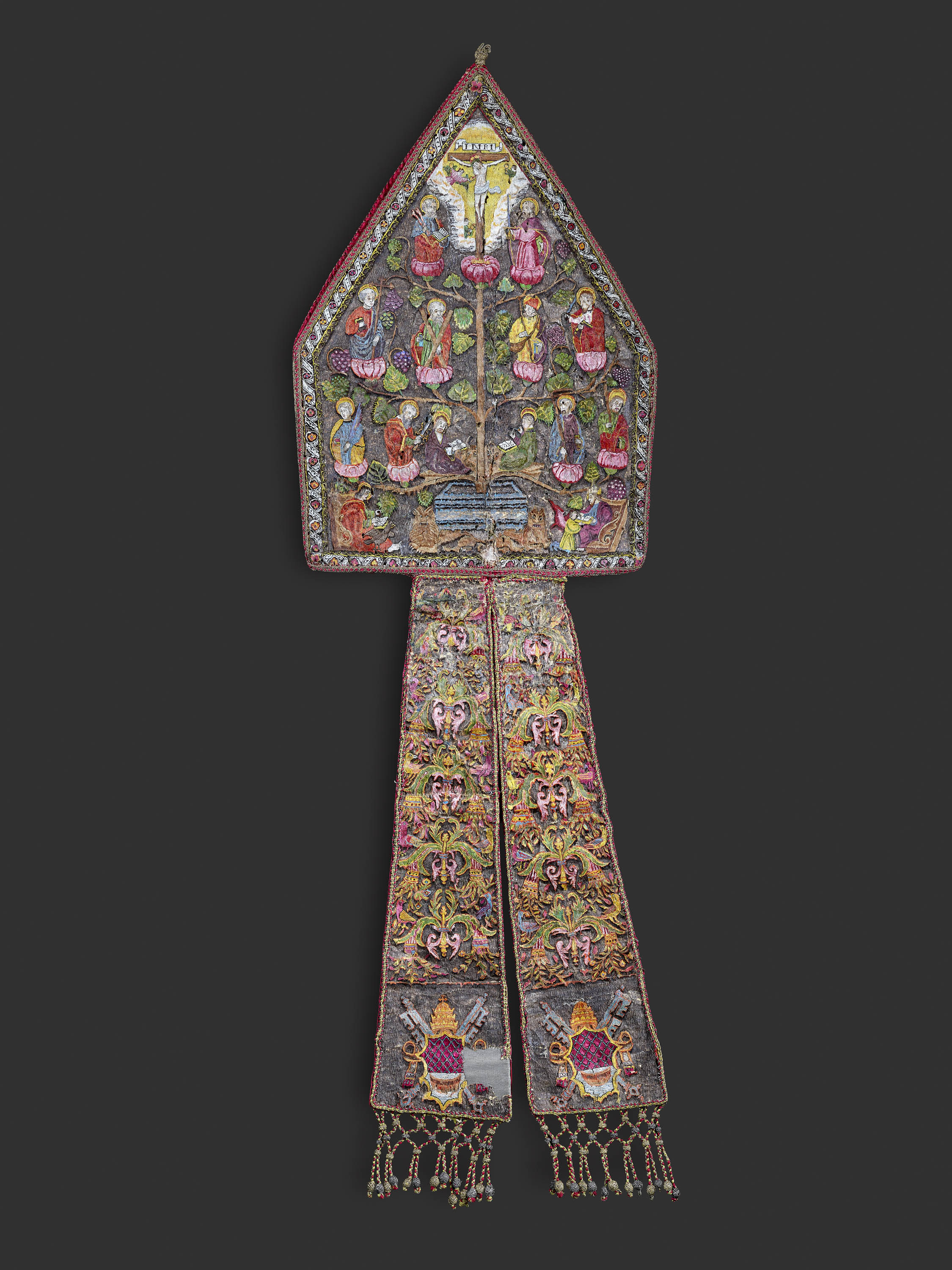 Mitra de plumas de MIchoacán.