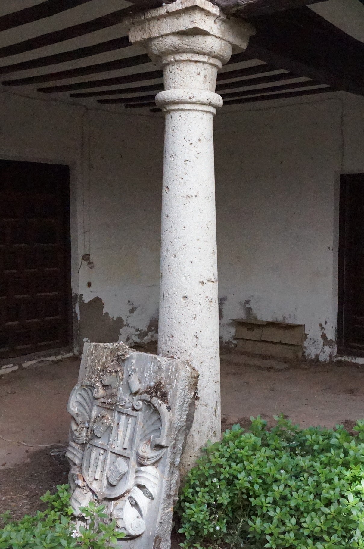 Columna de orden toscano en el cortile