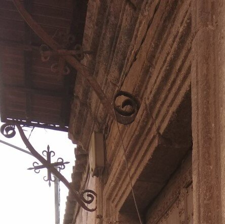 Ménsulas ornamentales bajo el balcón preferente.