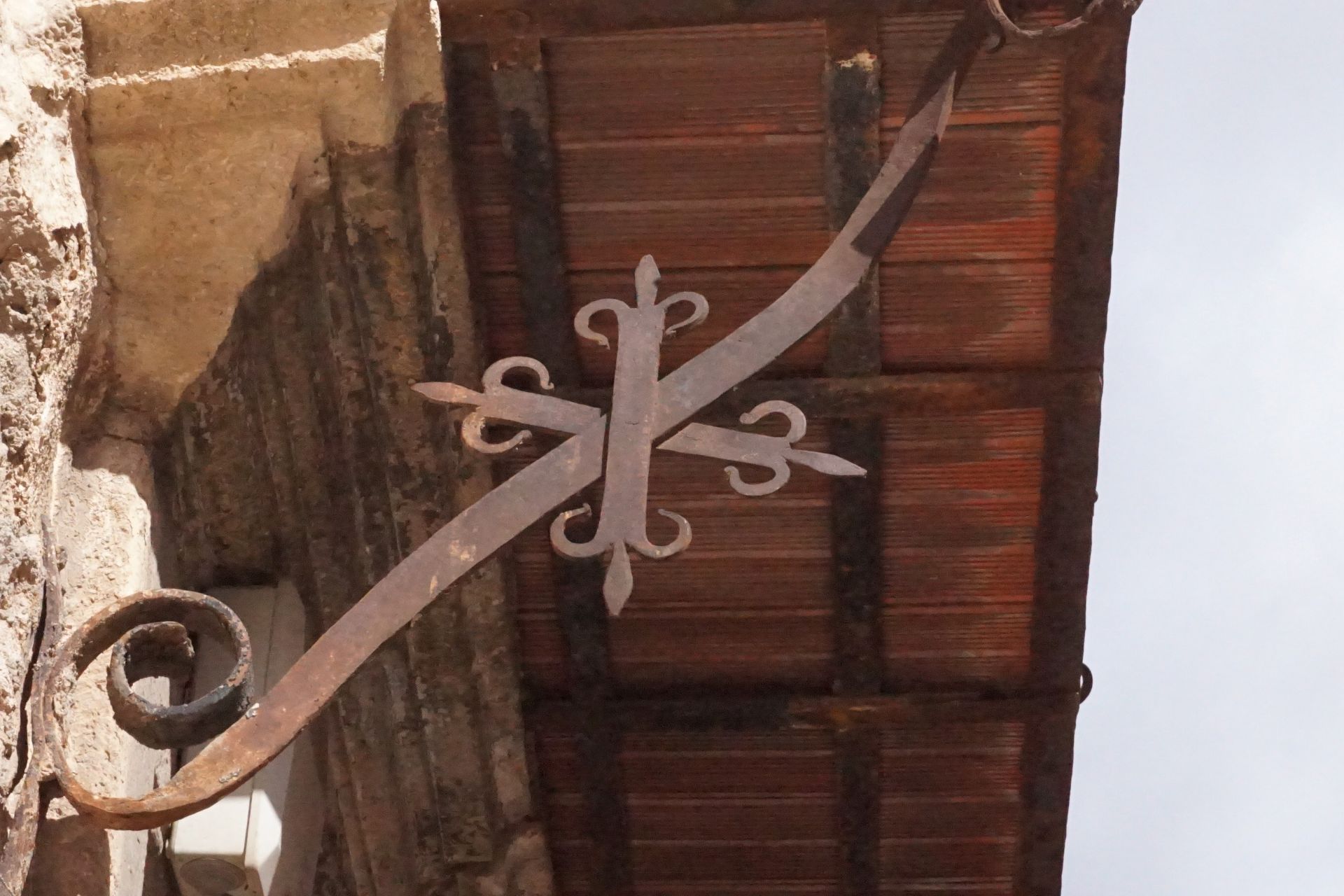 Ménsulas ornamentales bajo el balcón preferente.