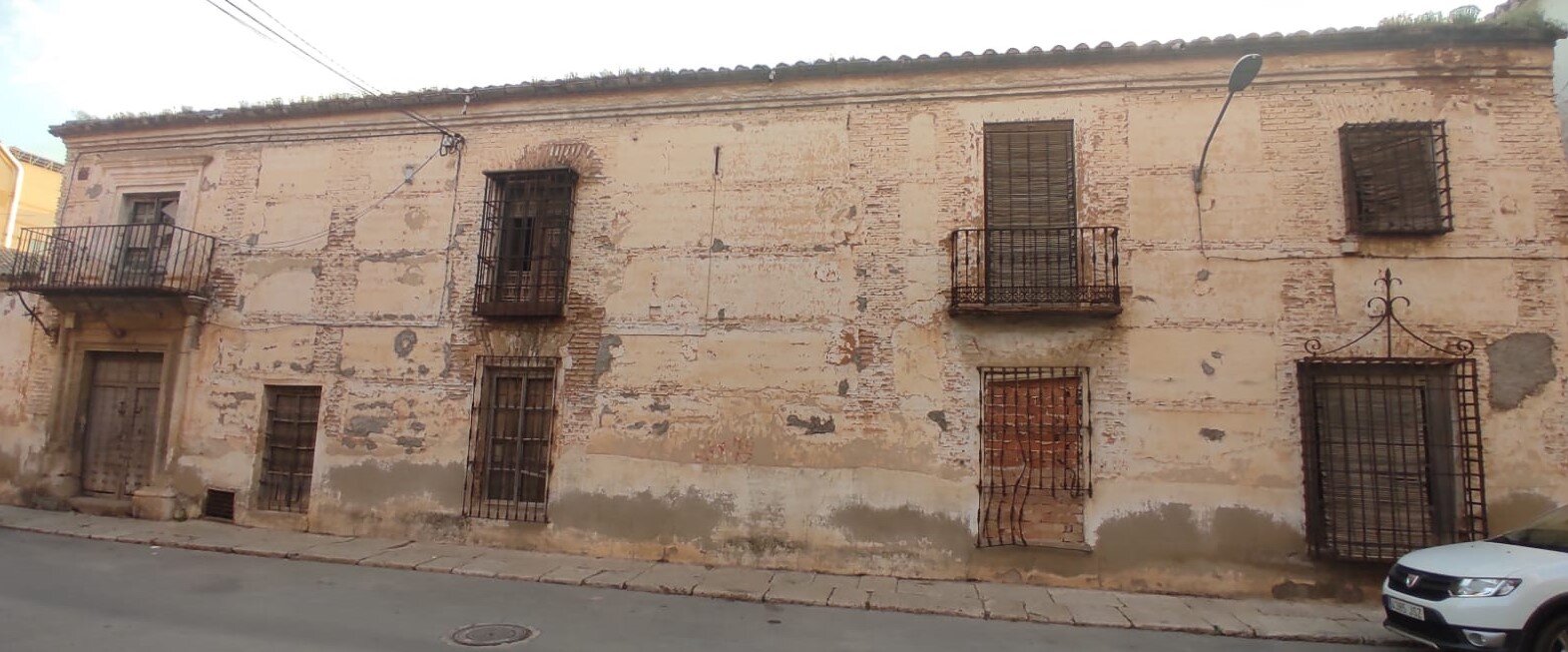 Aparejo toledano de tapial enmarcado por verdugadas de ladrillo.