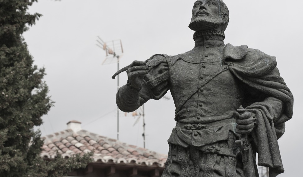 Escultura de Garcilaso de la Vega en Toledo. Fuente: https://www.turismocastillalamancha.es/personajes-ilustres/garcilaso-de-la-vega-56635/