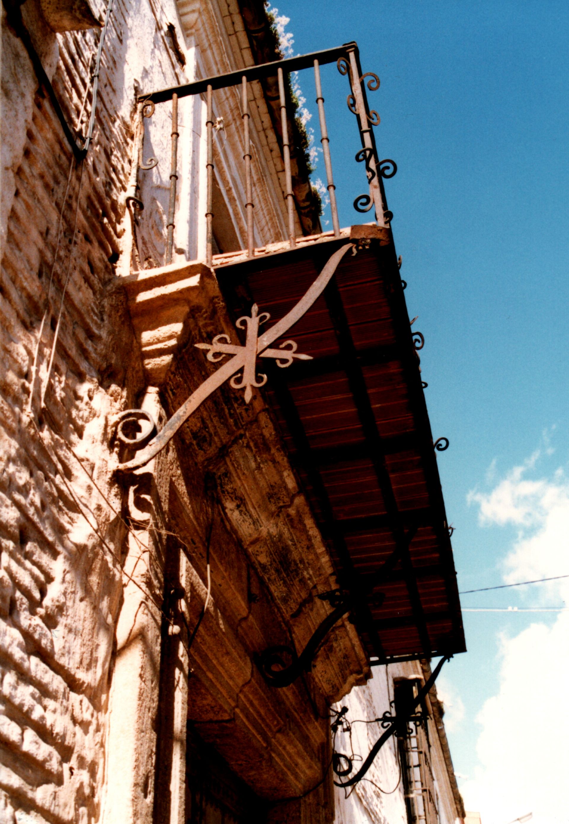 Elementos machihembrados de forja original en la rejería del balcón emblemático.