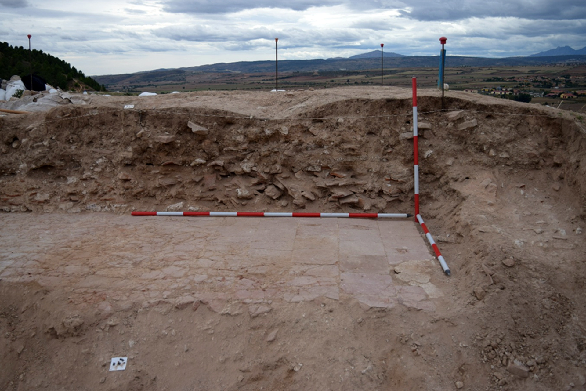 Fig. 3. Derrumbes del Edificio 1 sobre pavimentación de baldosas