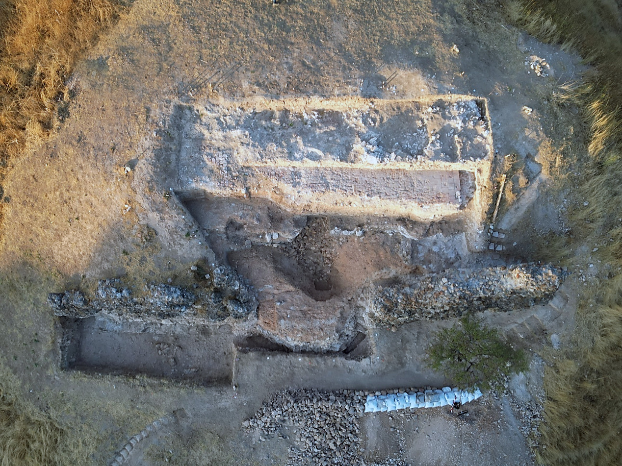 Fig. 4. Perspectiva cenital del castillo, con la torre semicircular en primer término, y el edificio 1 inmediato