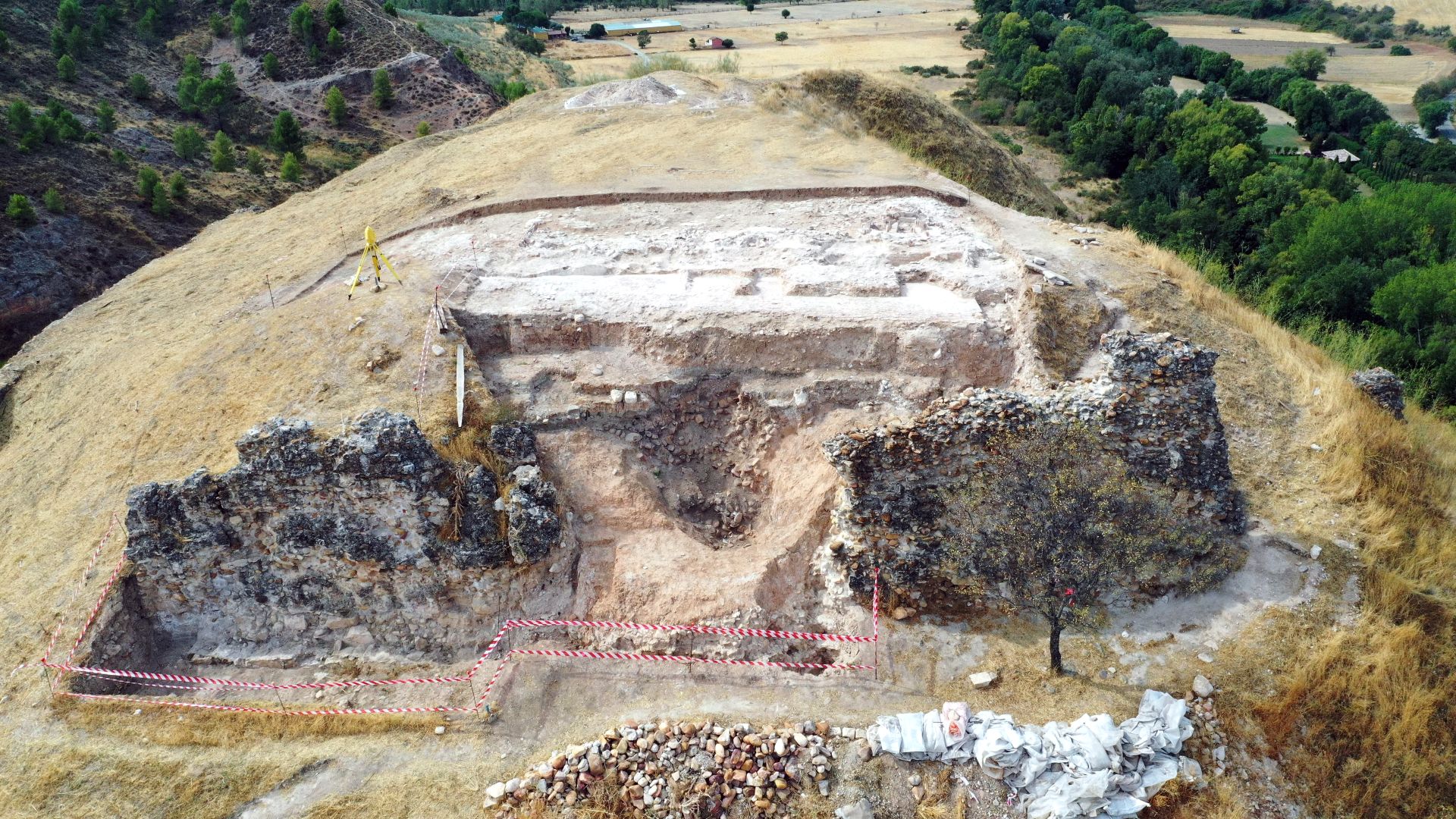 Fig.8. En primer término, se observa fosa, resultado de explosión y hundimiento de la torre semicircular