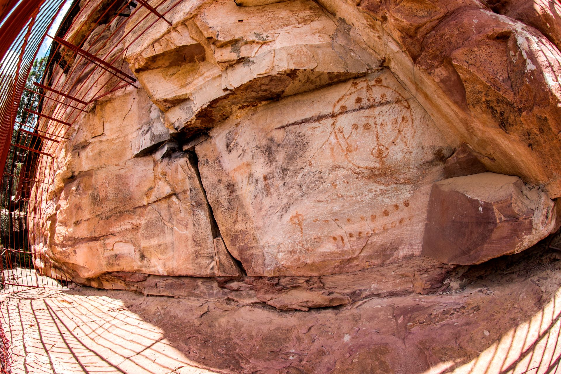 Cueva de la Vieja (Alpera, Albacete). Detalle figuras femeninas. Fuente: Portal de Cultura JCCM. 