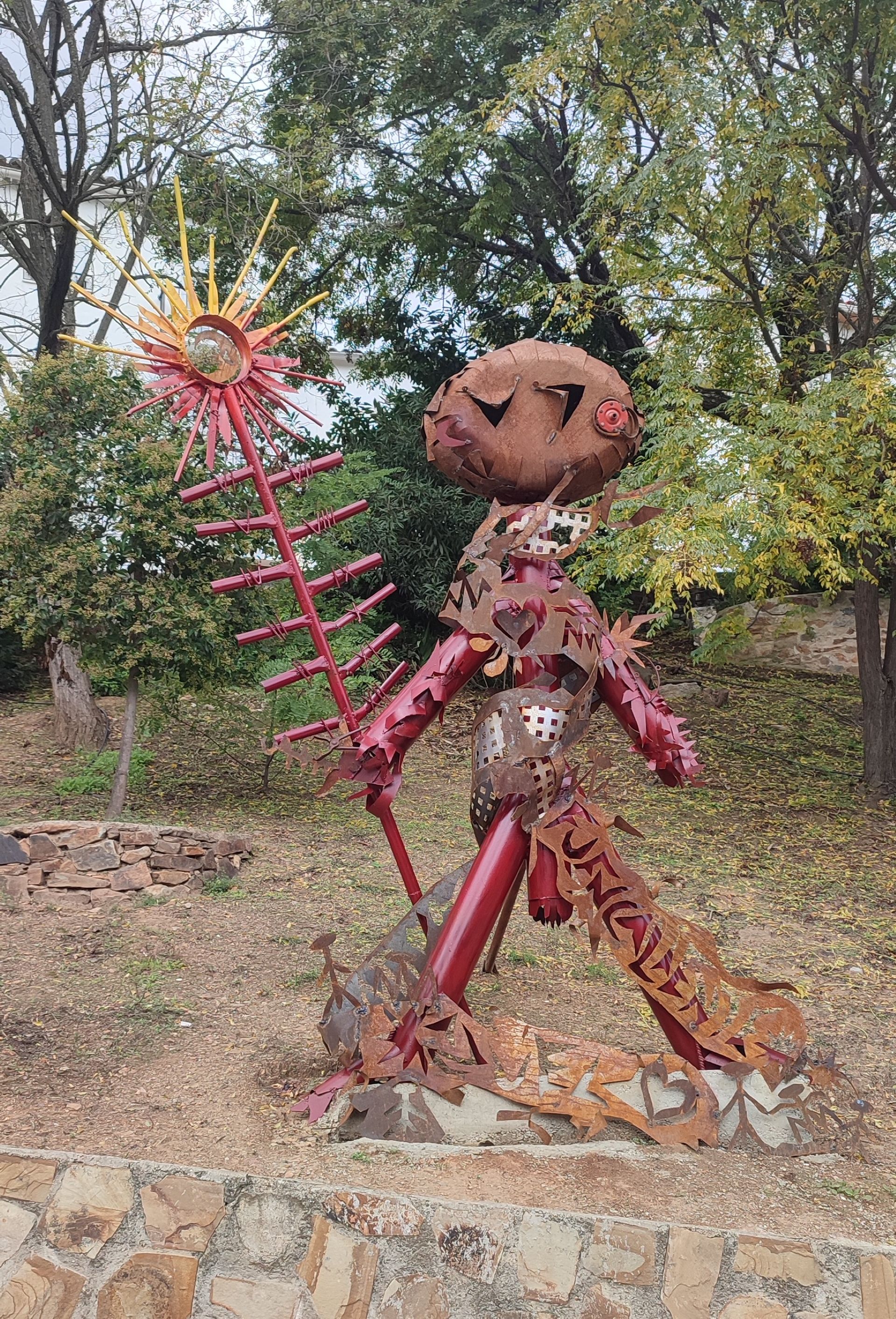 Escultura inspirada en las pinturas rupestres de Peña Escrita. Autor: Jose Ruiz. Macarena Fernández