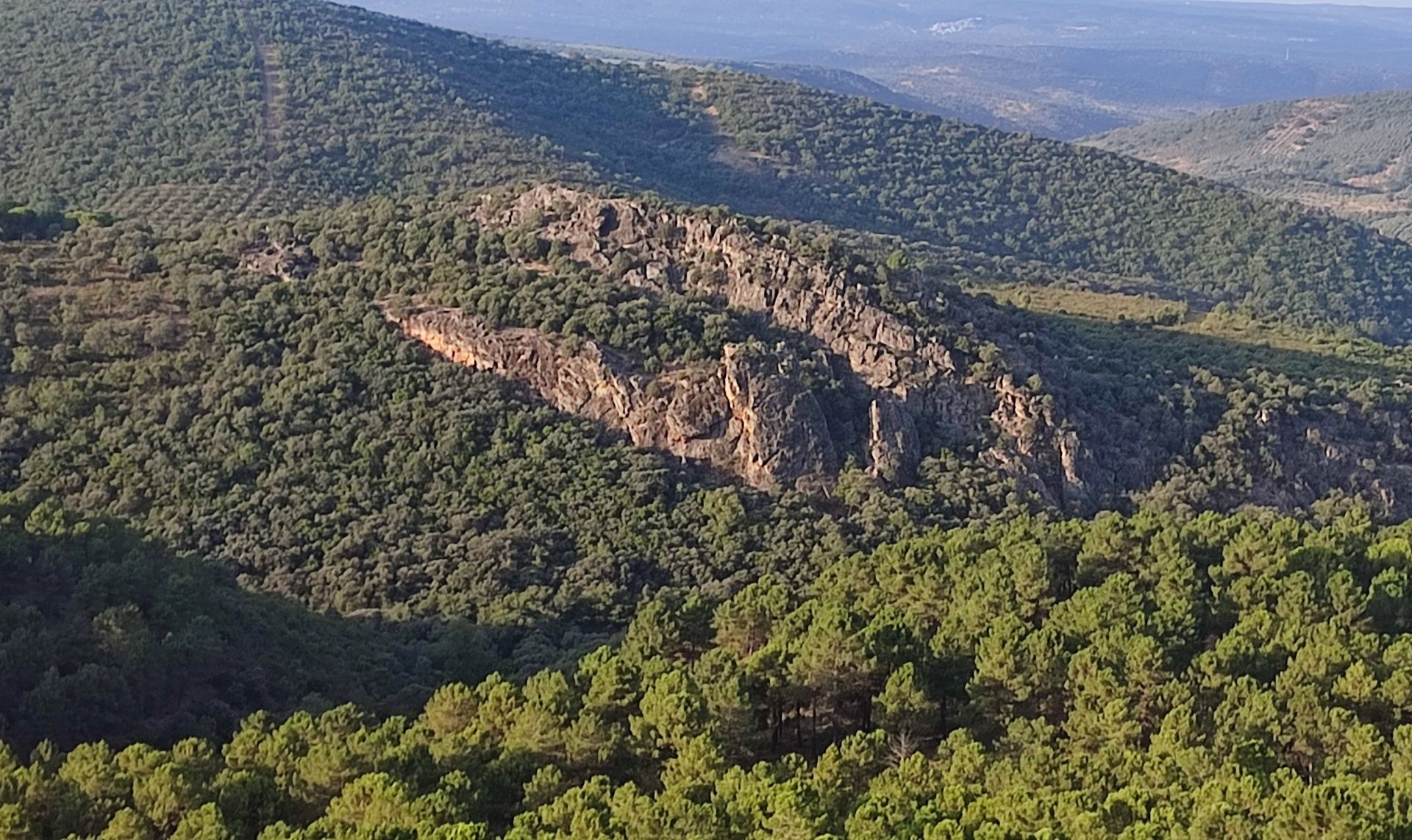 Vista general del Cerro del Piruetanal. En la parte superior se conservan restos de un poblado y en la inferior, pinturas rupestres. Macarena Fernández