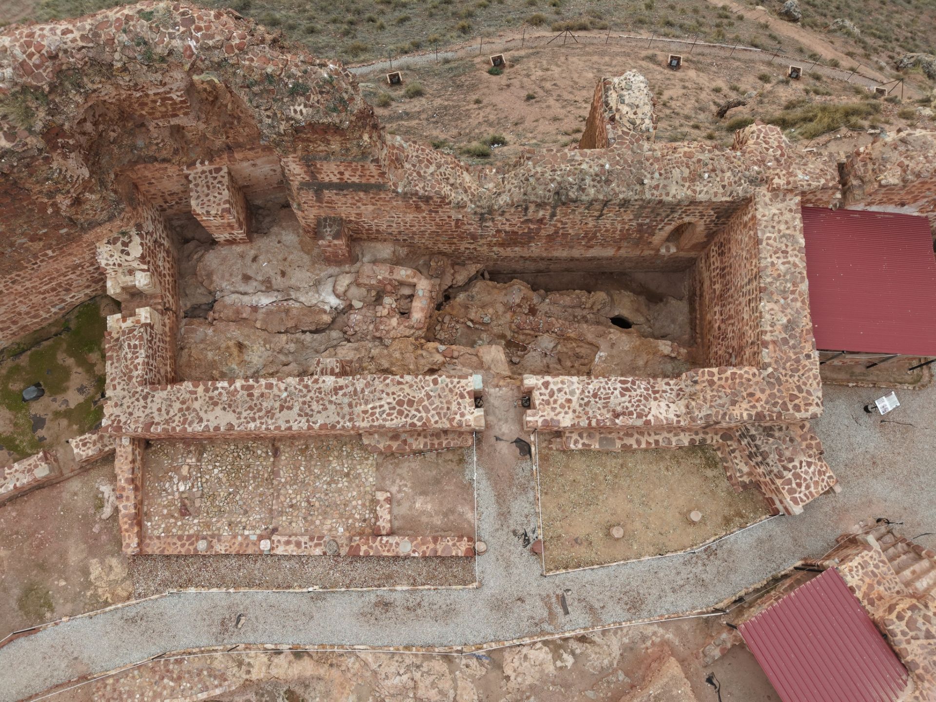 Vista de la iglesia de Santiago, con el pórtico exterior y el interior en proceso de excavación