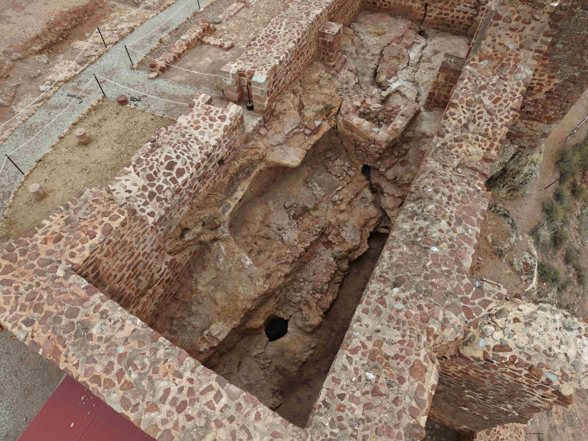  Vista de las estructuras andalusíes excavas en roca en los niveles inferiores de la iglesia de Santiago