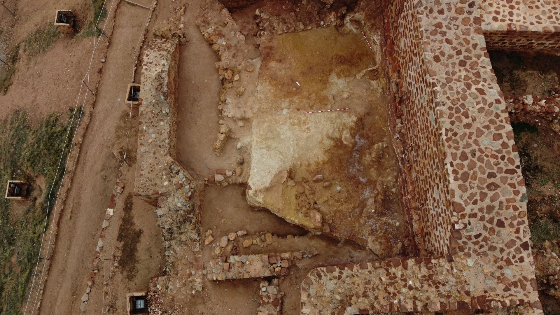 Vista las estructuras islámicas con los niveles de amortización cristianos prácticamente retirados y las estructuras islámicas bajo los mismos