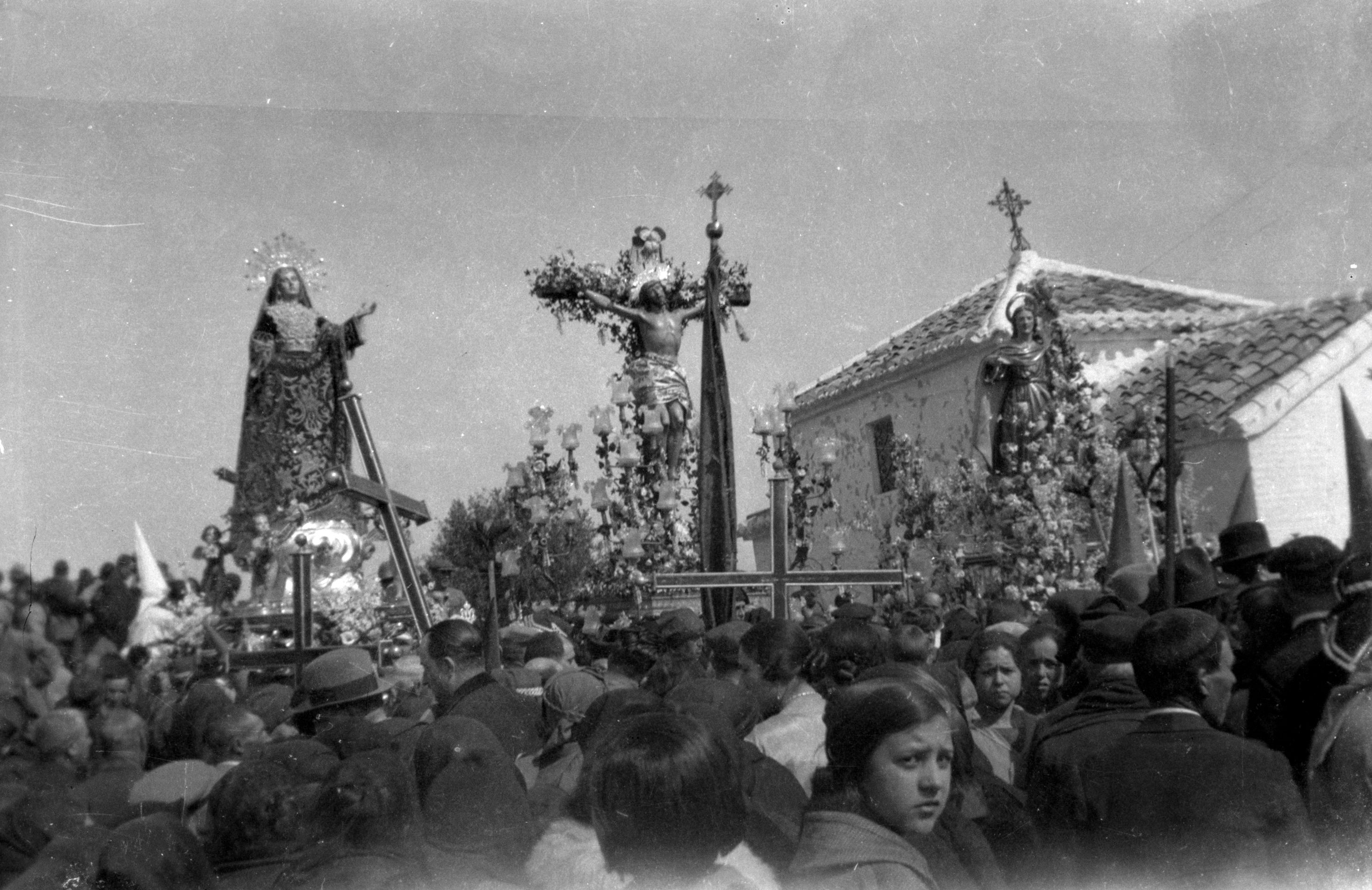 Imagen del Calvario, Viernes Santo por la mañana, en 1927. Se puede ver la Dolorosa realizada por Francisco Salzillo y desaparecida en la Guerra Civil.