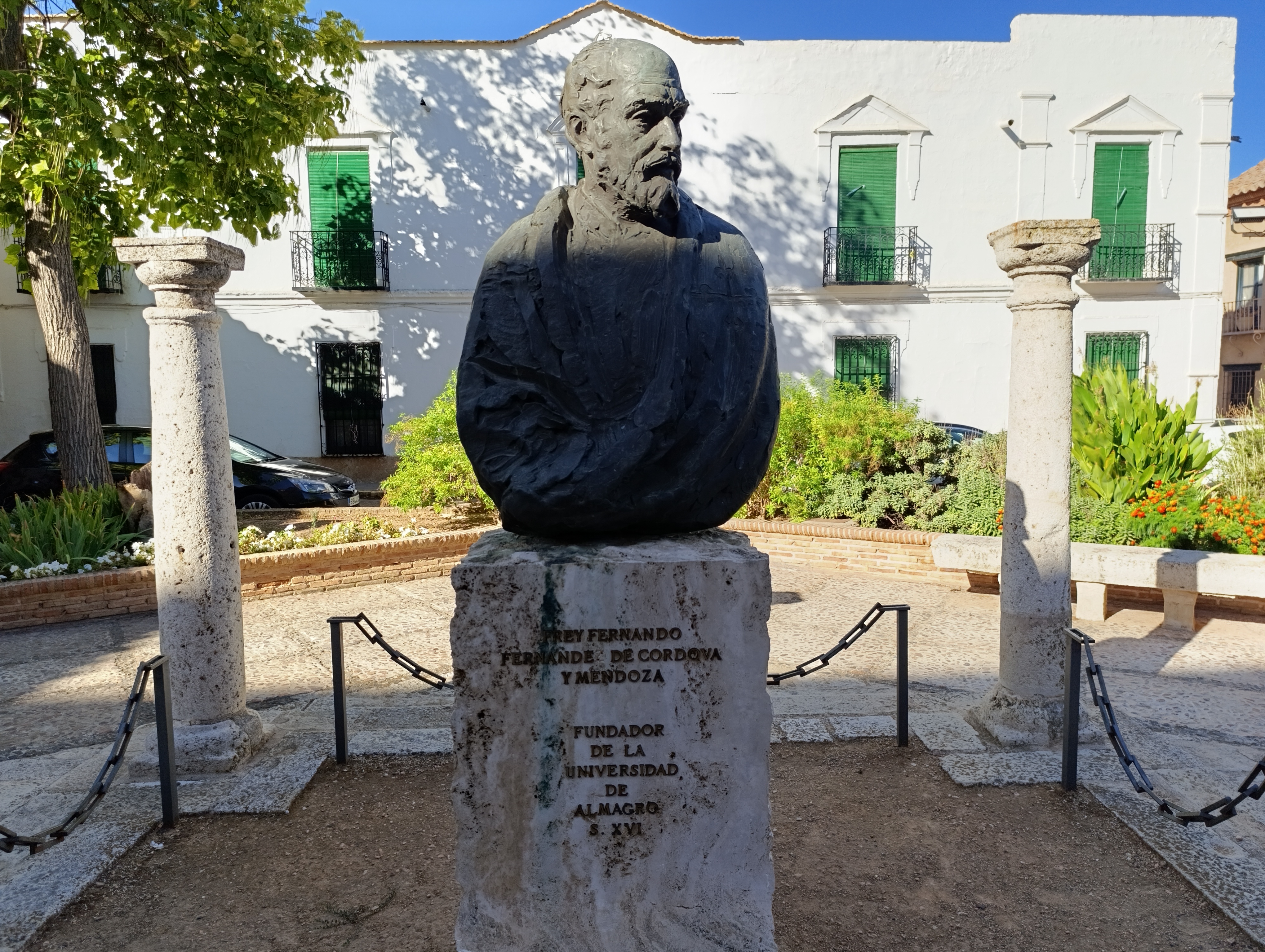 Busto de Frey Fernando Fernández de Córdoba y Mendoza en Plaza Fray Fernando Fernández de Córdoba. Isidro Gregorio Hidalgo Herreros