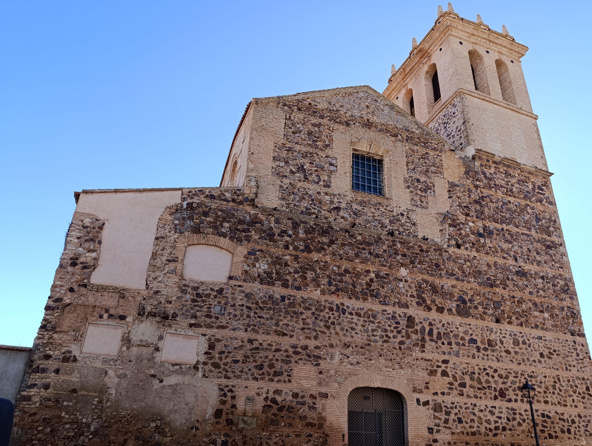 Huella en la fachada oeste de la iglesia de Nuestra Señora del Rosario del terremoto de Lisboa de 1 de noviembre de 1755. Isidro Gregorio Hidalgo Herreros