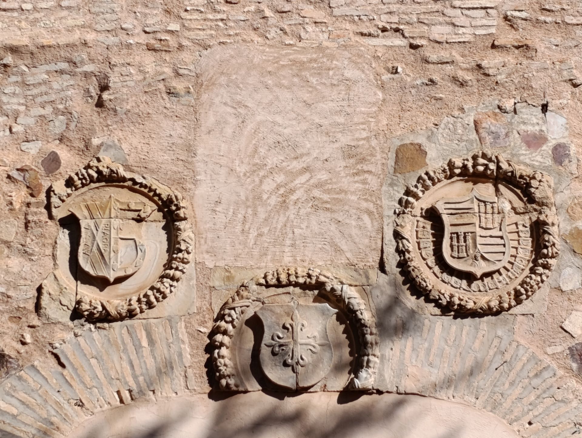 obre la puerta de entrada en los jardines y en la fachada de calle Colegio, blasones familiares de Fray Fernando Fernández de Córdoba y Mendoza. Isidro Gregorio Hidalgo Herreros