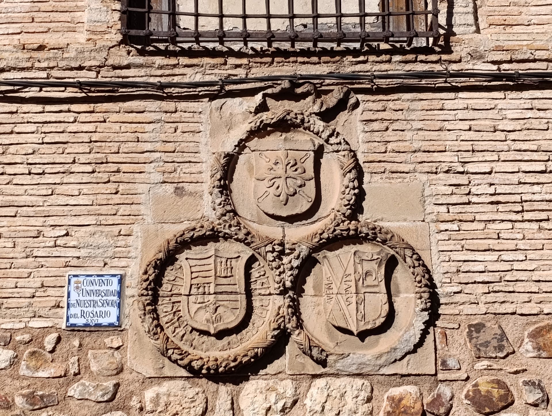 obre la puerta de entrada en los jardines y en la fachada de calle Colegio, blasones familiares de Fray Fernando Fernández de Córdoba y Mendoza. Isidro Gregorio Hidalgo Herreros