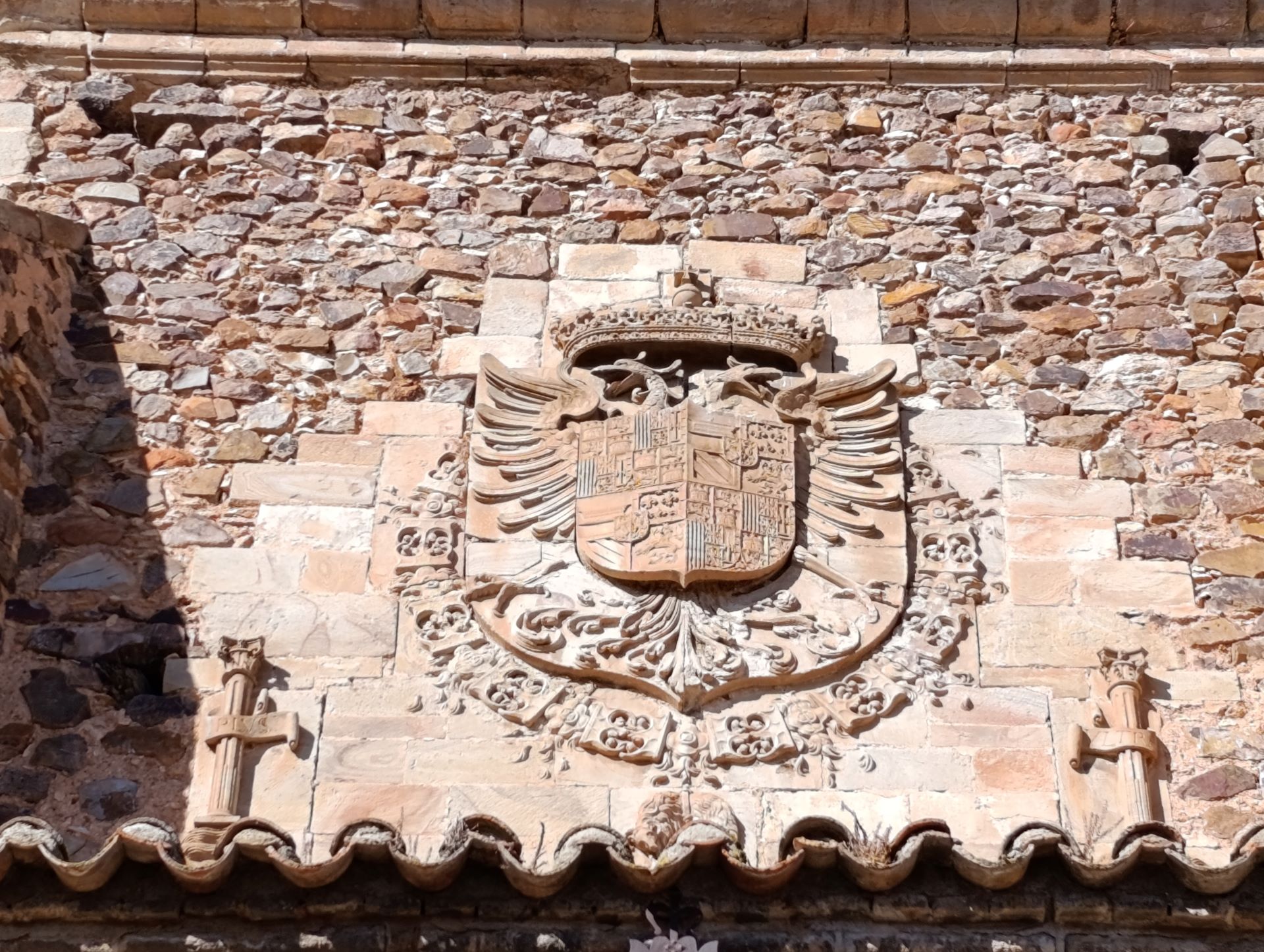 En la fachada de calle Colegio, sobre el camarín donde se hallan los blasones familiares de Fray Fernando Fernández de Córdoba y Mendoza,  está labrado el escudo imperial de Carlos V Isidro Gregorio Hidalgo Herreros