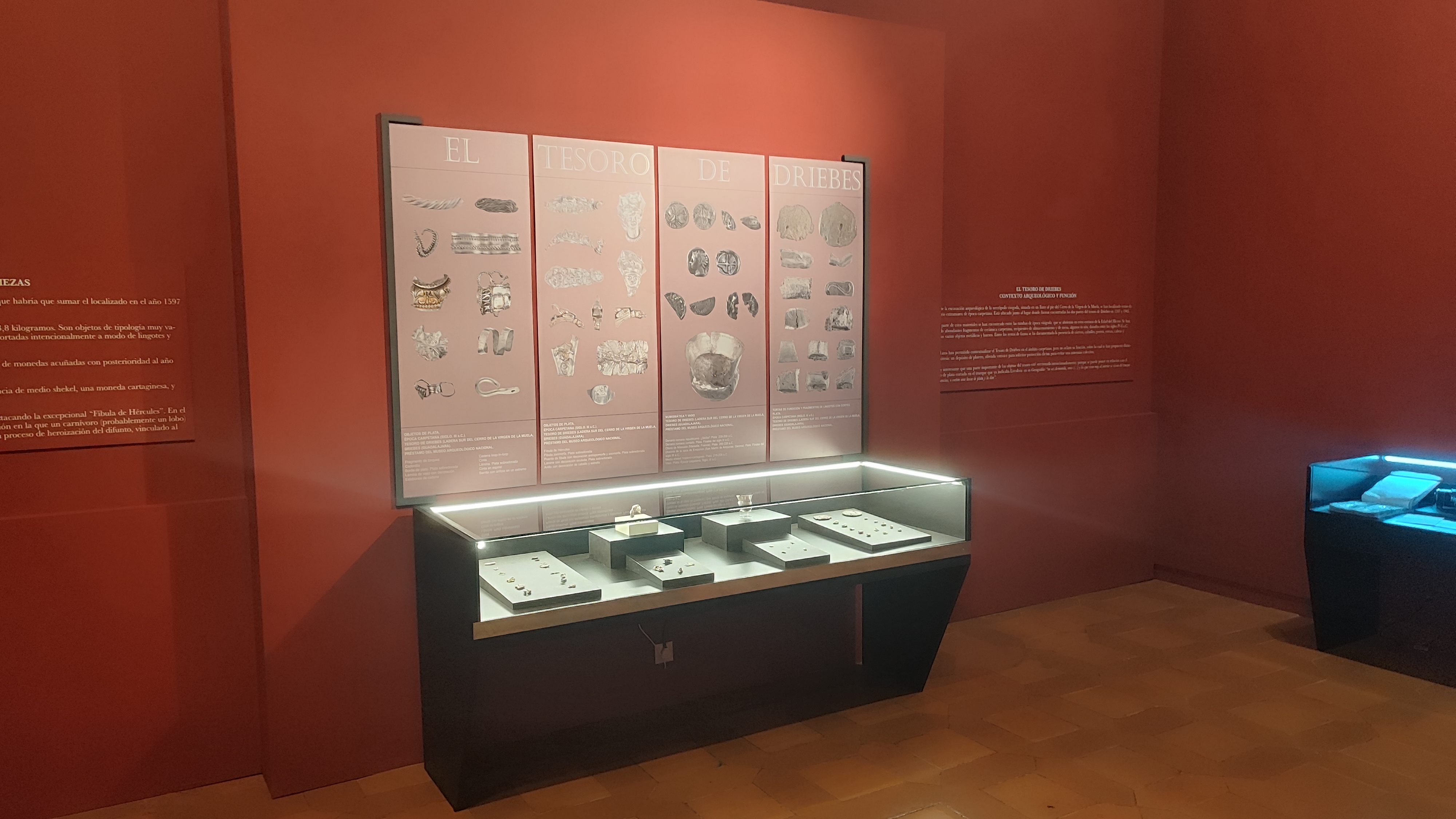 Vitrina con las piezas del tesoro de Driebes prestadas para la exposición por el Museo Arqueológico Nacional.