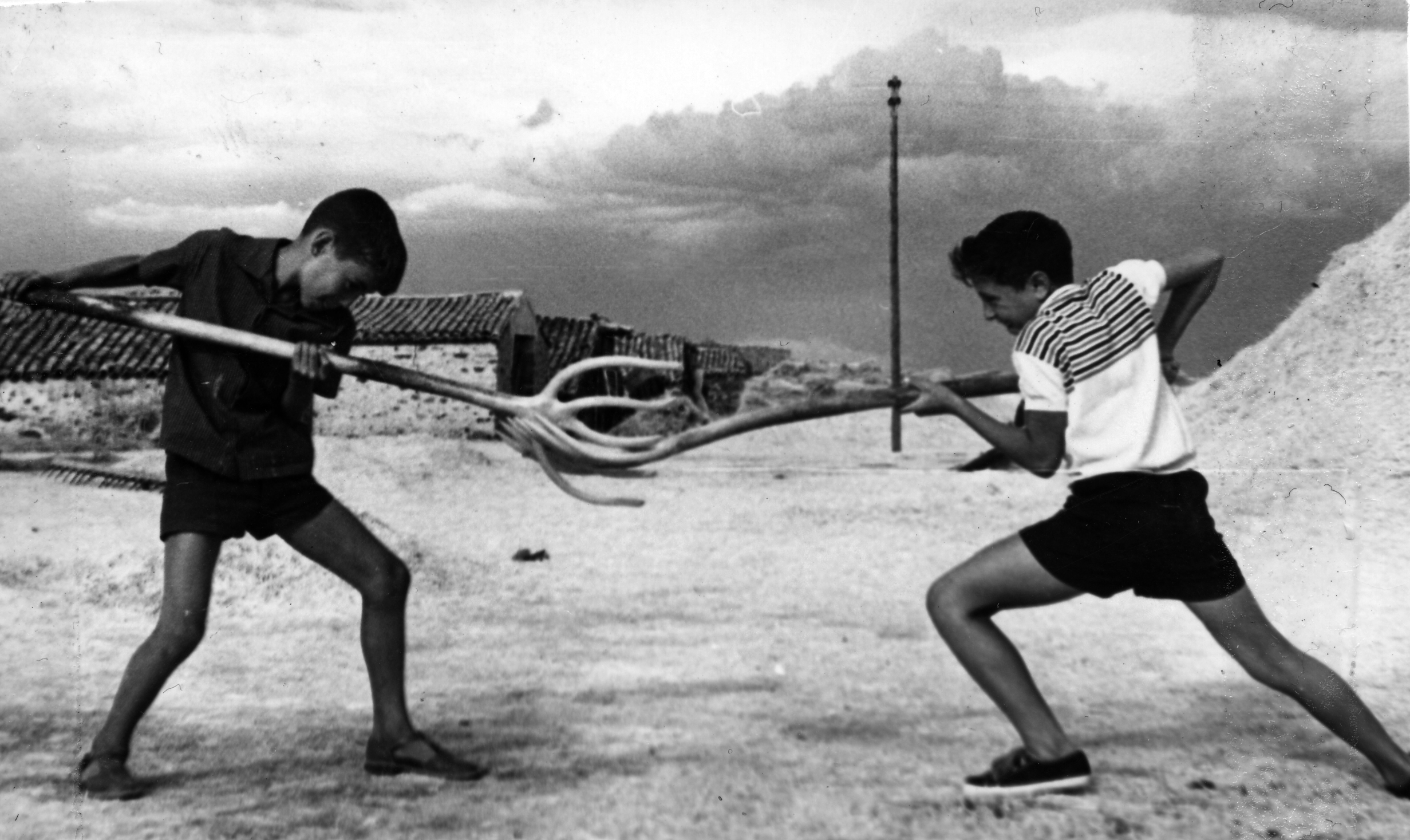 Amigos jugando en las eras. El Pobo de Dueñas (Guadalajara). Año 1960. Fondo Los Legados de la Tierra. Archivo de la Imagen de Castilla-La Mancha.
