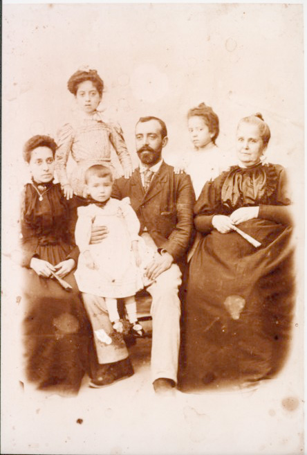 Retrato de una familia. Letur (Albacete). Año 1880. Fondo Los Legados de la Tierra. Archivo de la Imagen de Castilla-La Mancha.