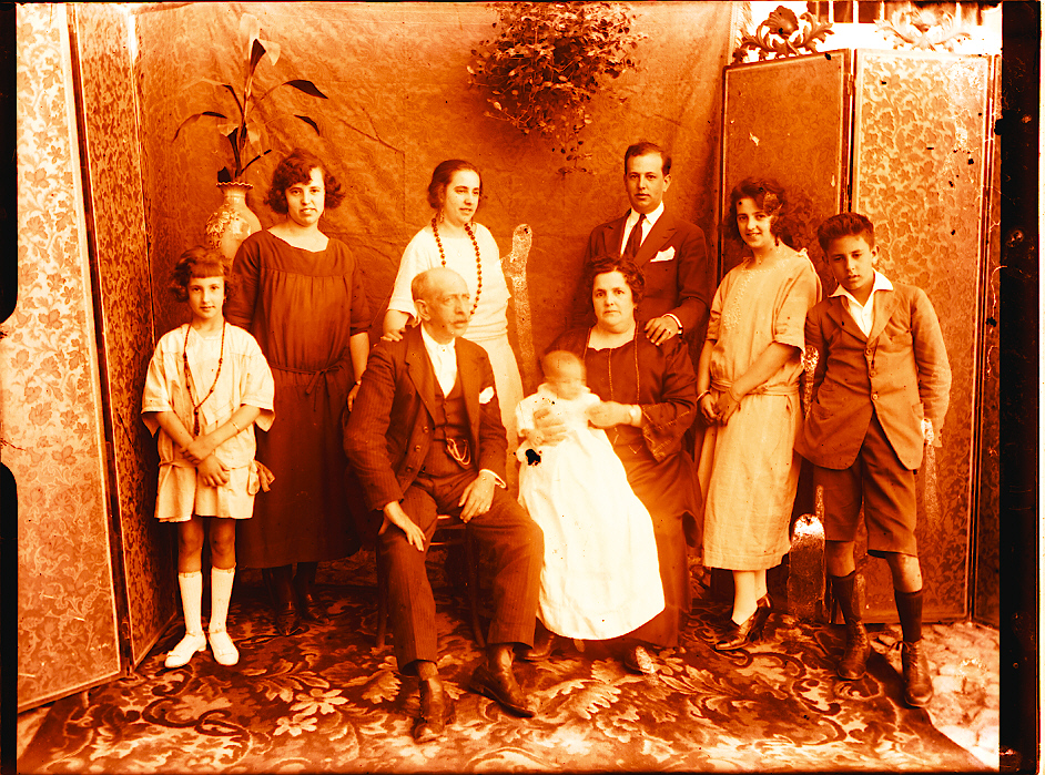 Familia Yagüe Massa en su casa de la calle Mayor. Alcaraz (Albacete). Año1920. Fondo Los Legados de la Tierra. Archivo de la Imagen de Castilla-La Mancha.
