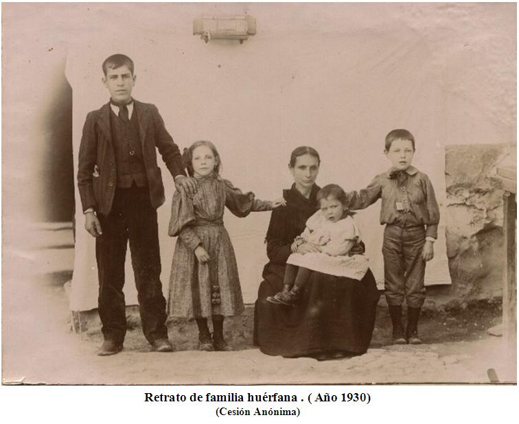 Retrato de familia huérfana. Almagro (Ciudad Real). Año1930. Fondo Los Legados de la Tierra. Archivo de la Imagen de Castilla-La Mancha.